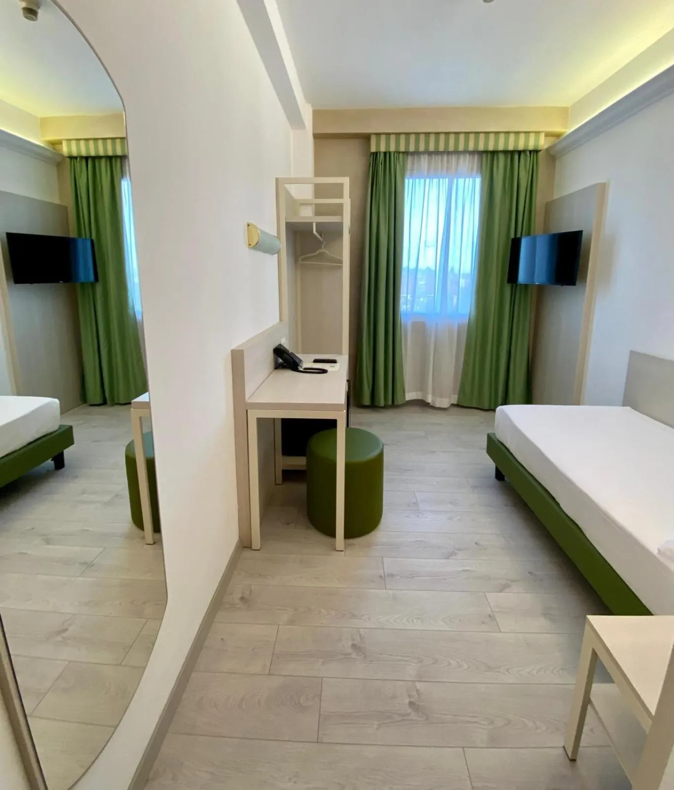 Photo of the whole room, Bed in Hotel Embassy