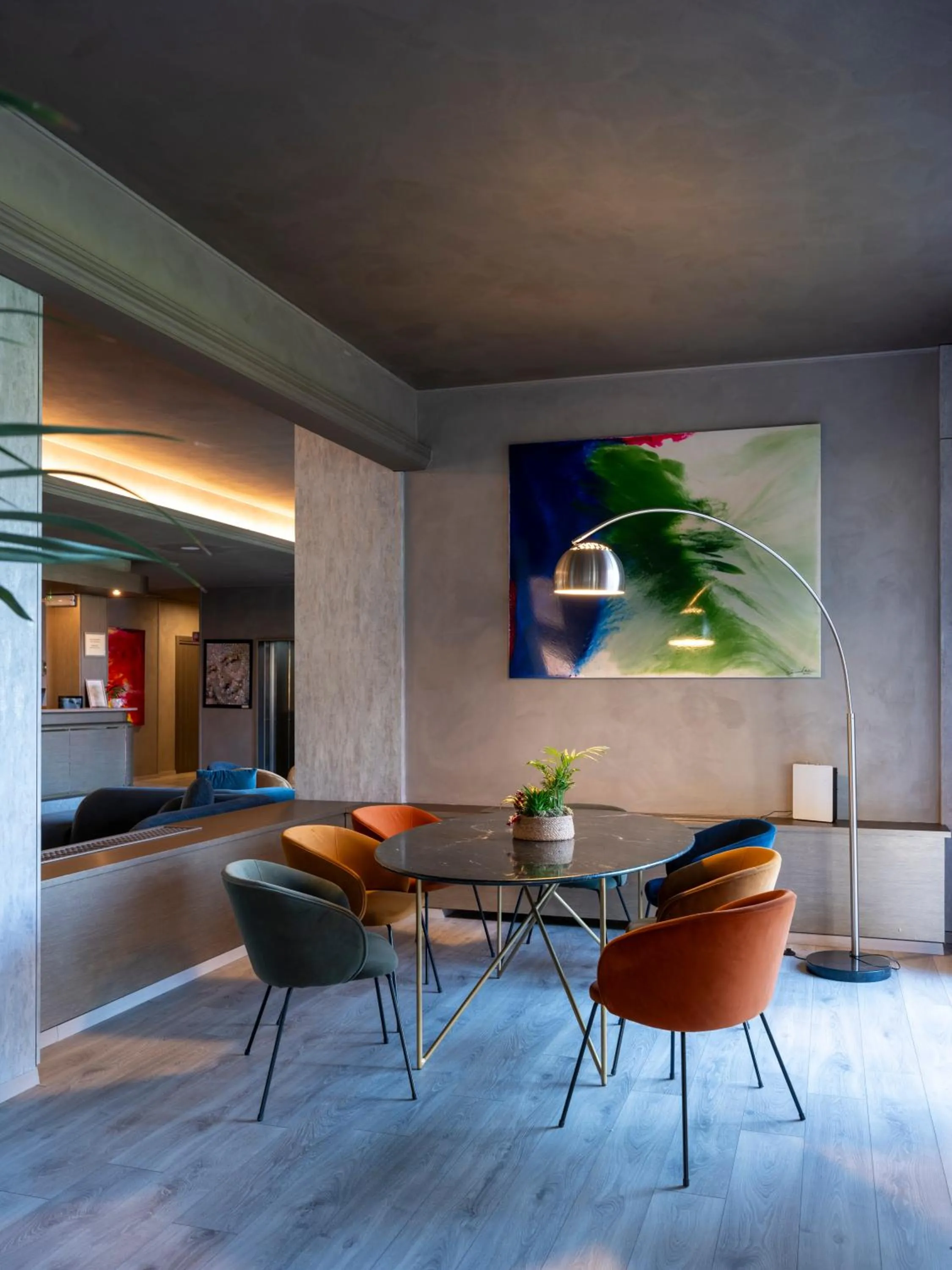 Communal lounge/ TV room in Hotel Embassy