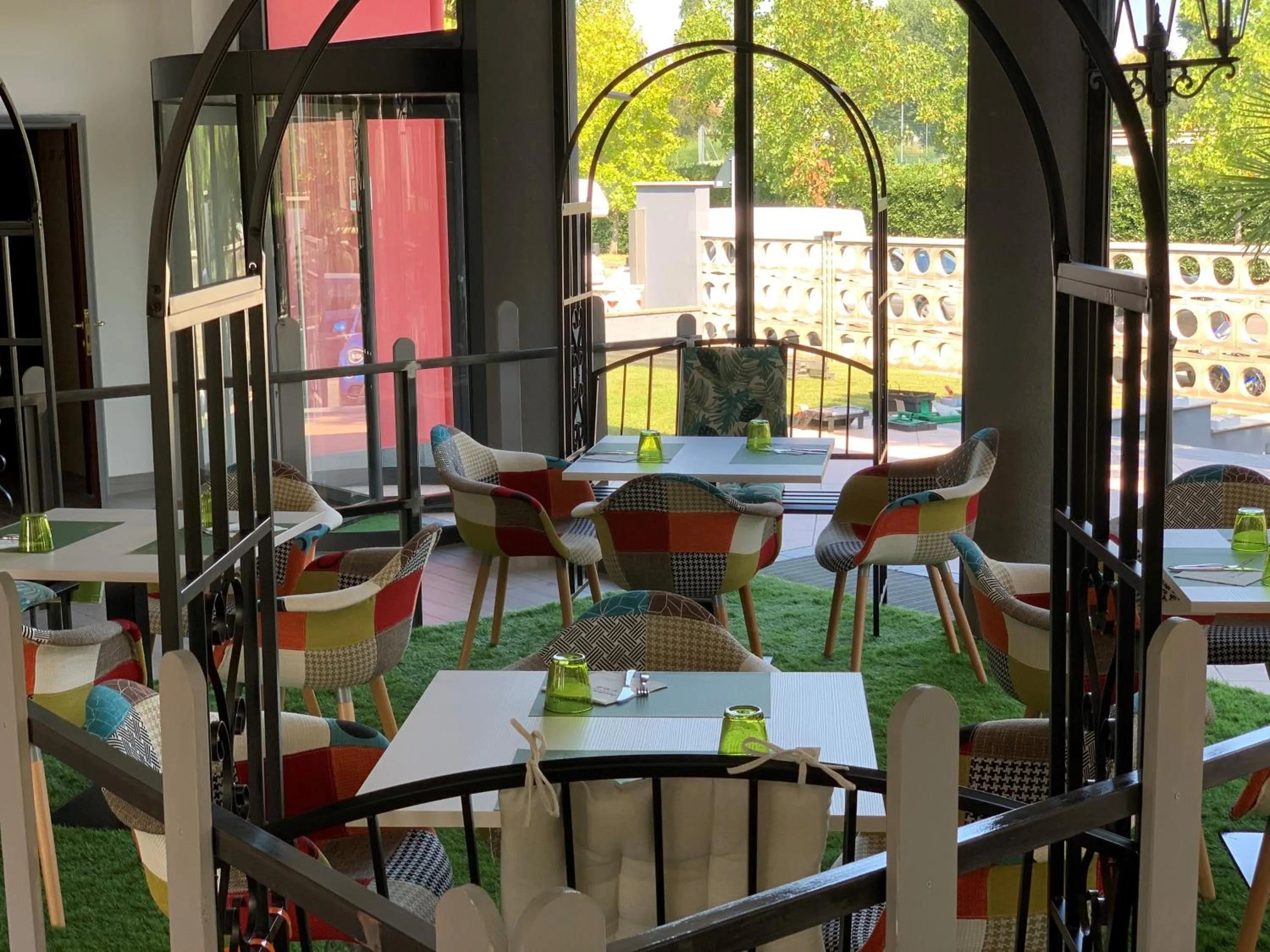 Restaurant/places to eat in Hotel Embassy