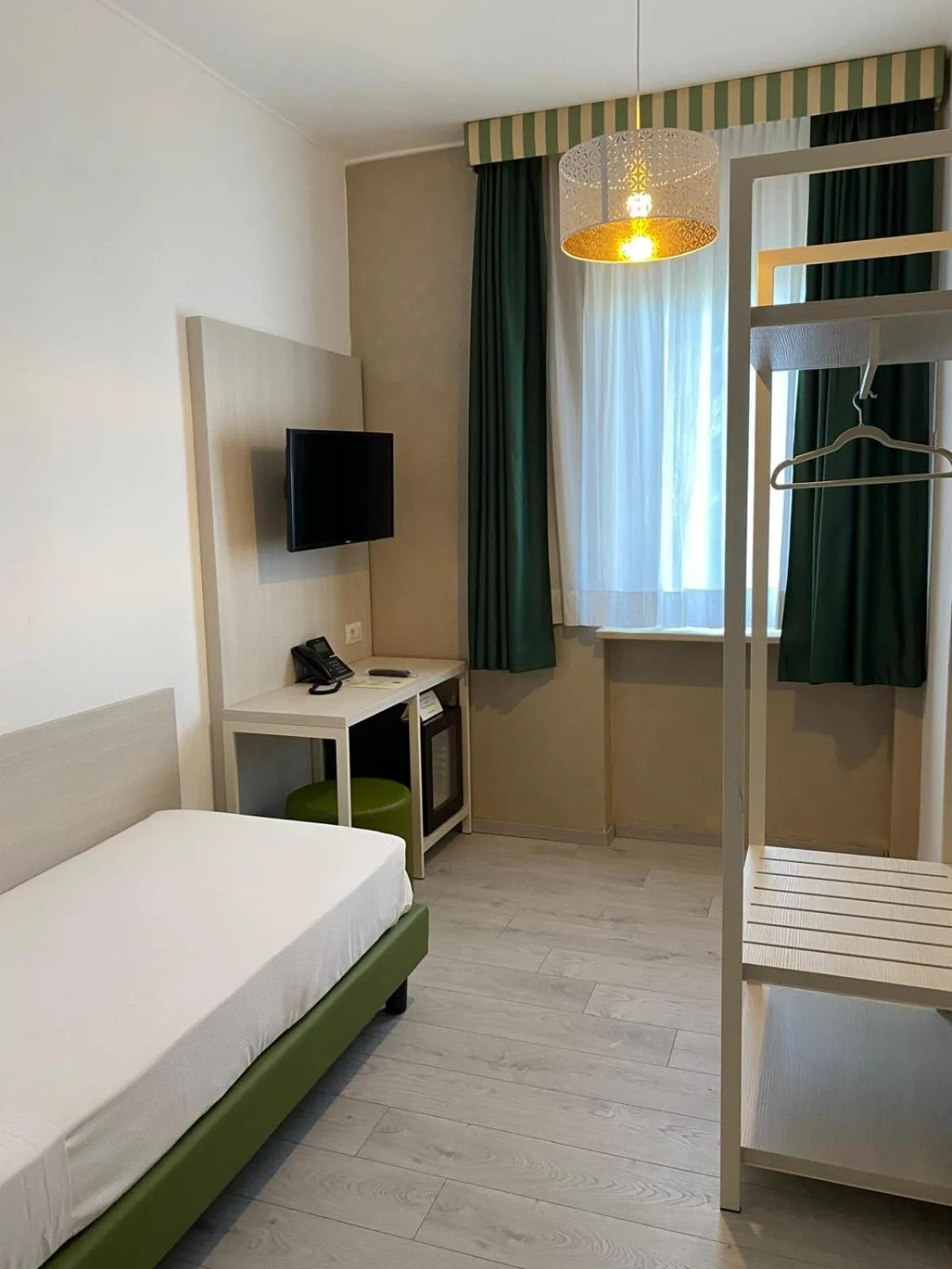 Bedroom, Bed in Hotel Embassy