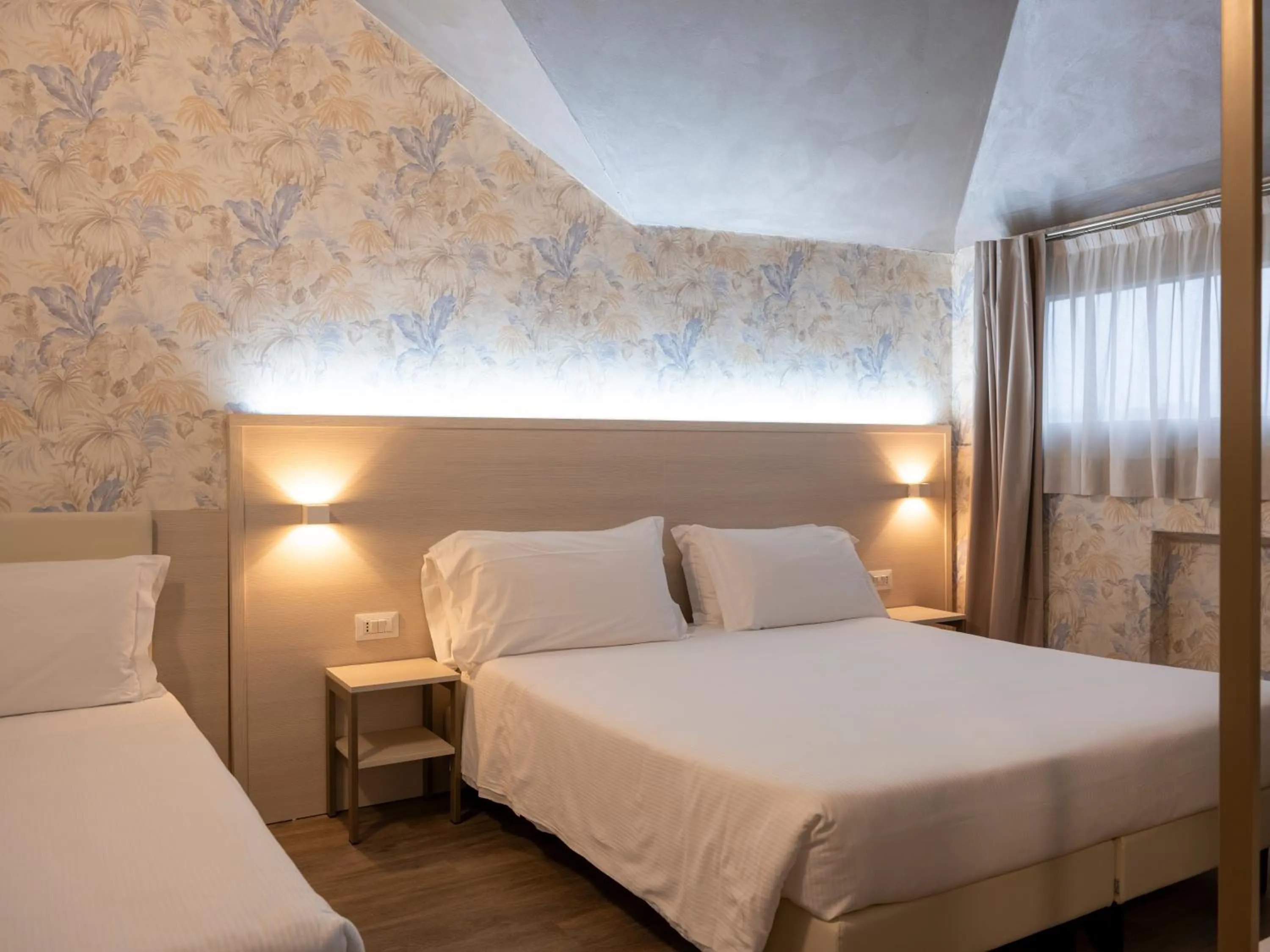 Bedroom, Bed in Hotel Embassy