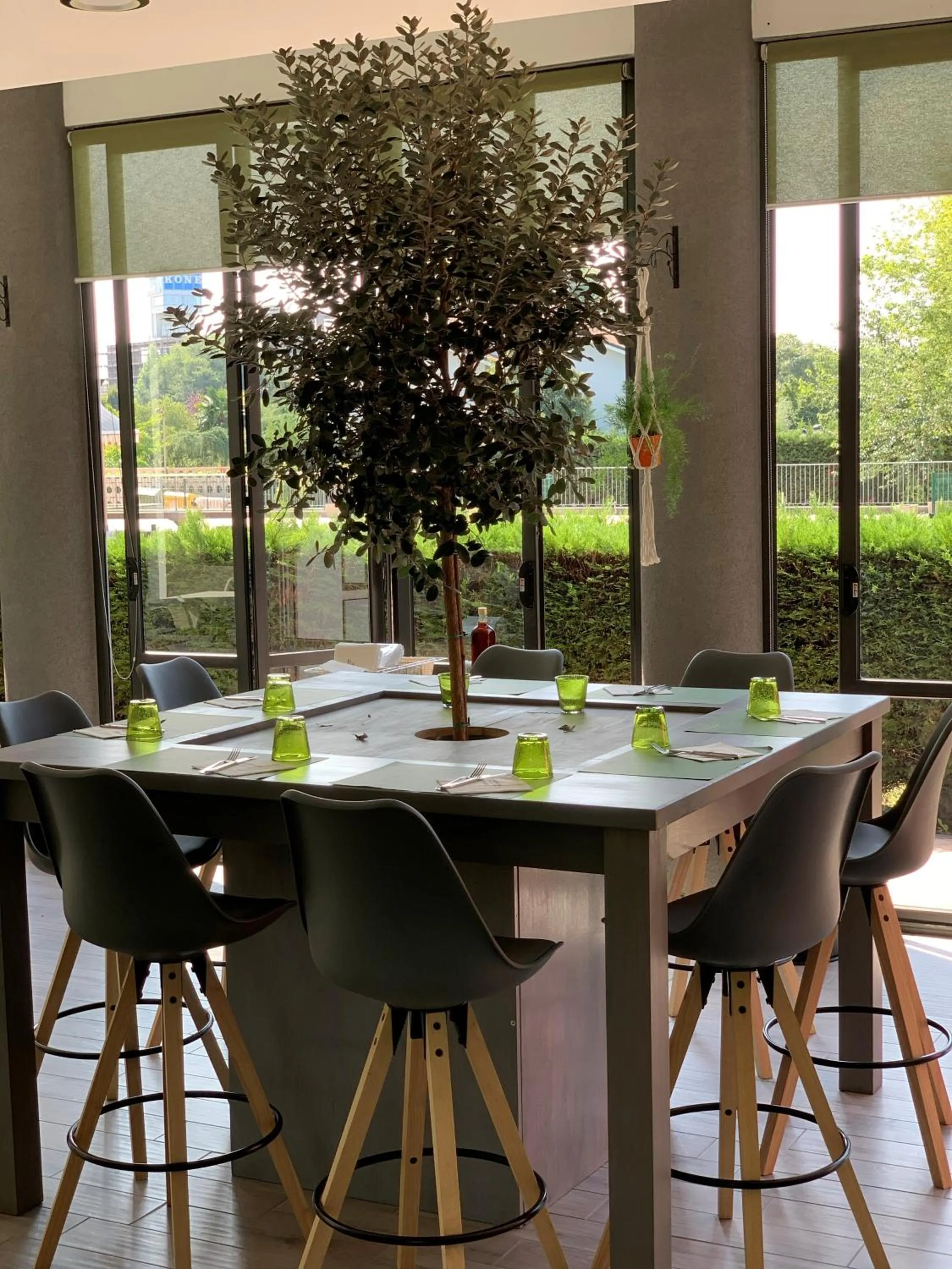 Restaurant/places to eat in Hotel Embassy