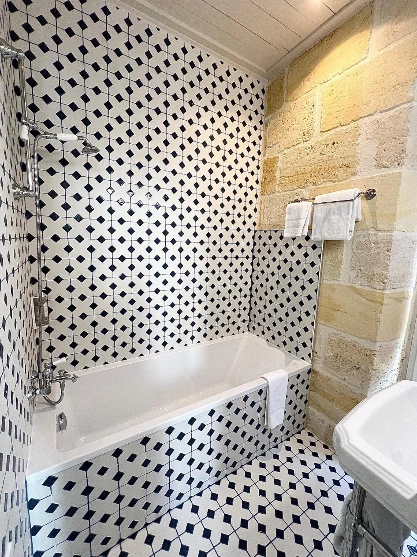 Bathroom in Hôtel La Tour Intendance