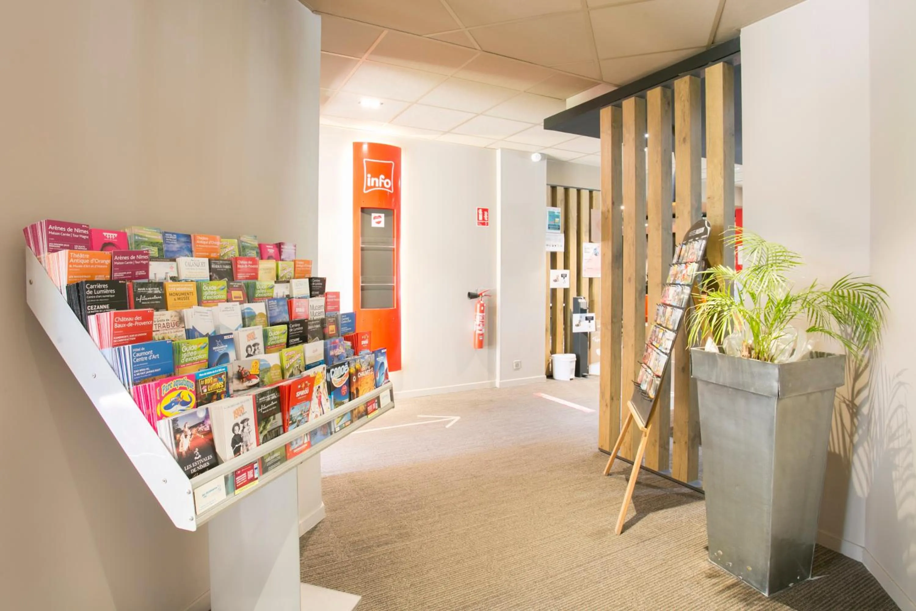 Lobby or reception in ibis Avignon Sud