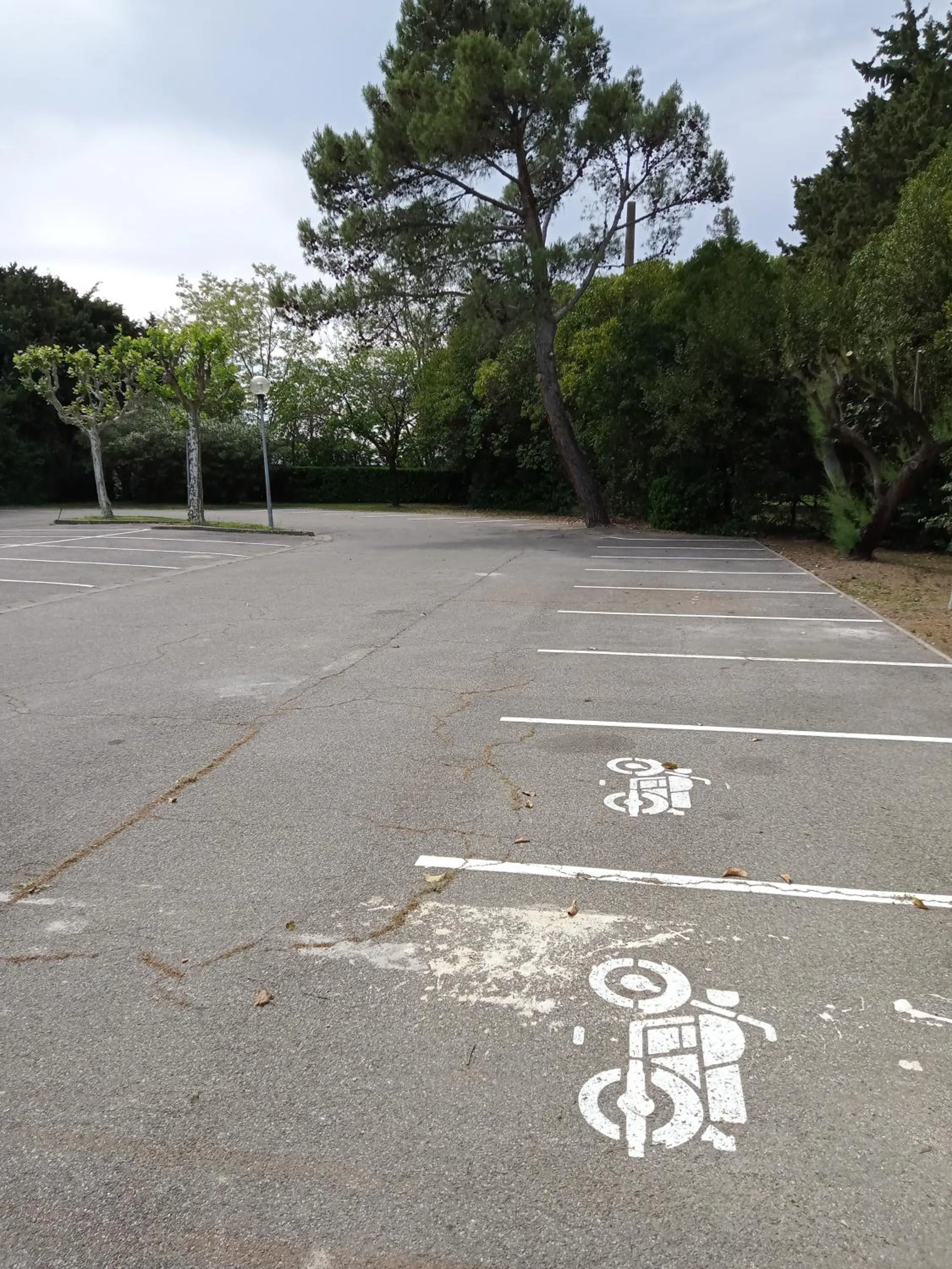 Parking in ibis Avignon Sud