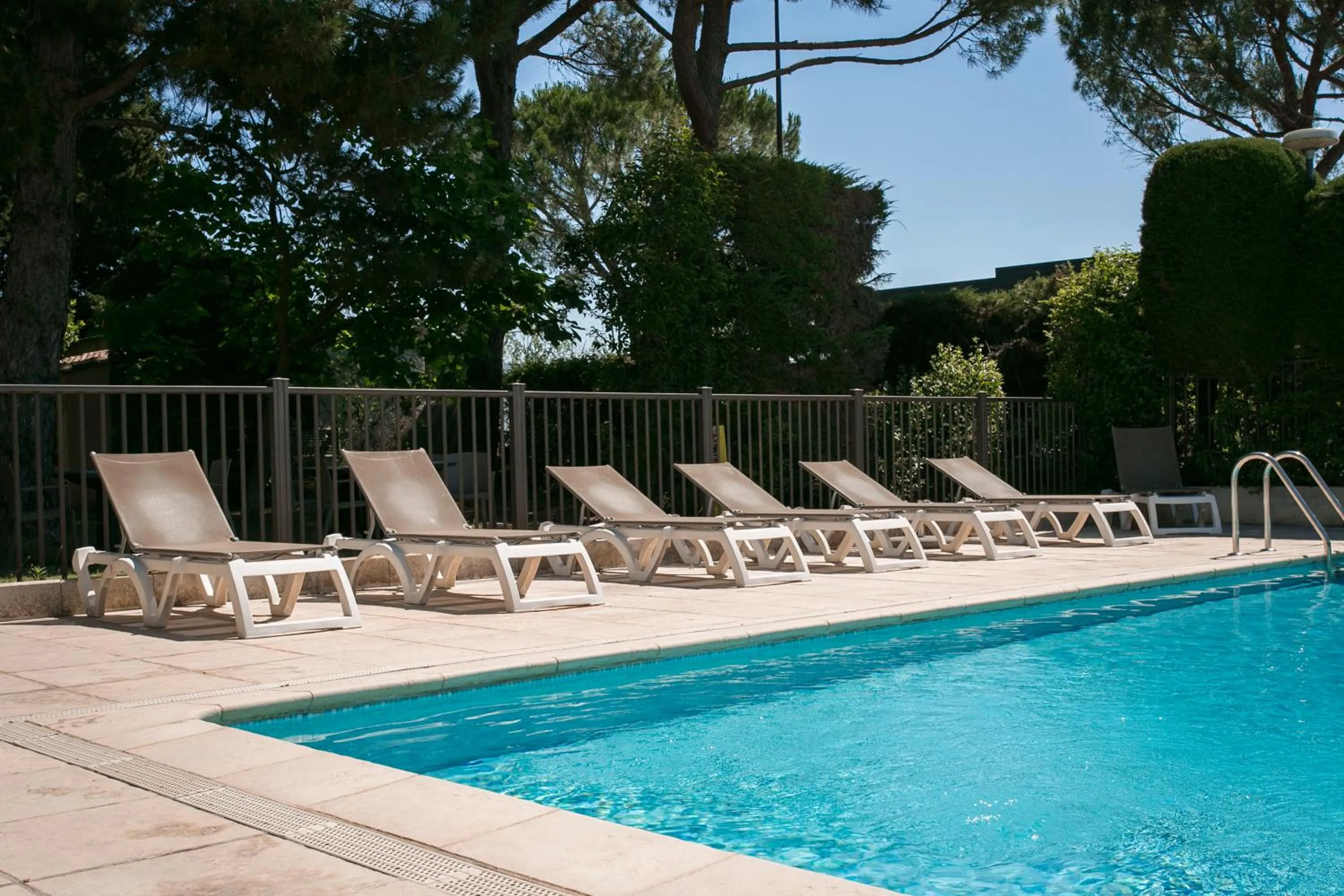 Swimming pool in ibis Avignon Sud