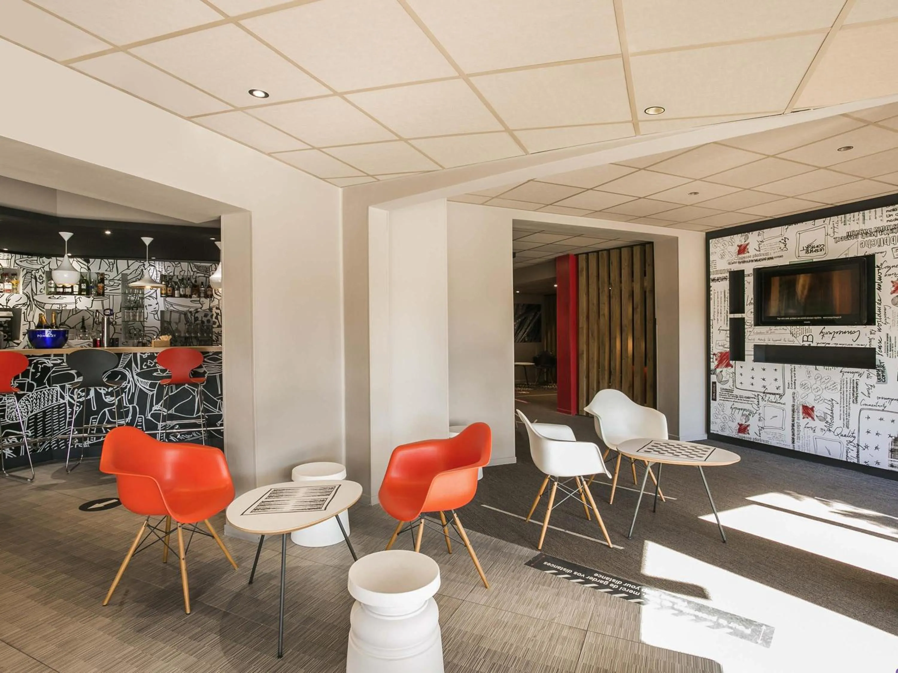 Lounge or bar in ibis Avignon Sud
