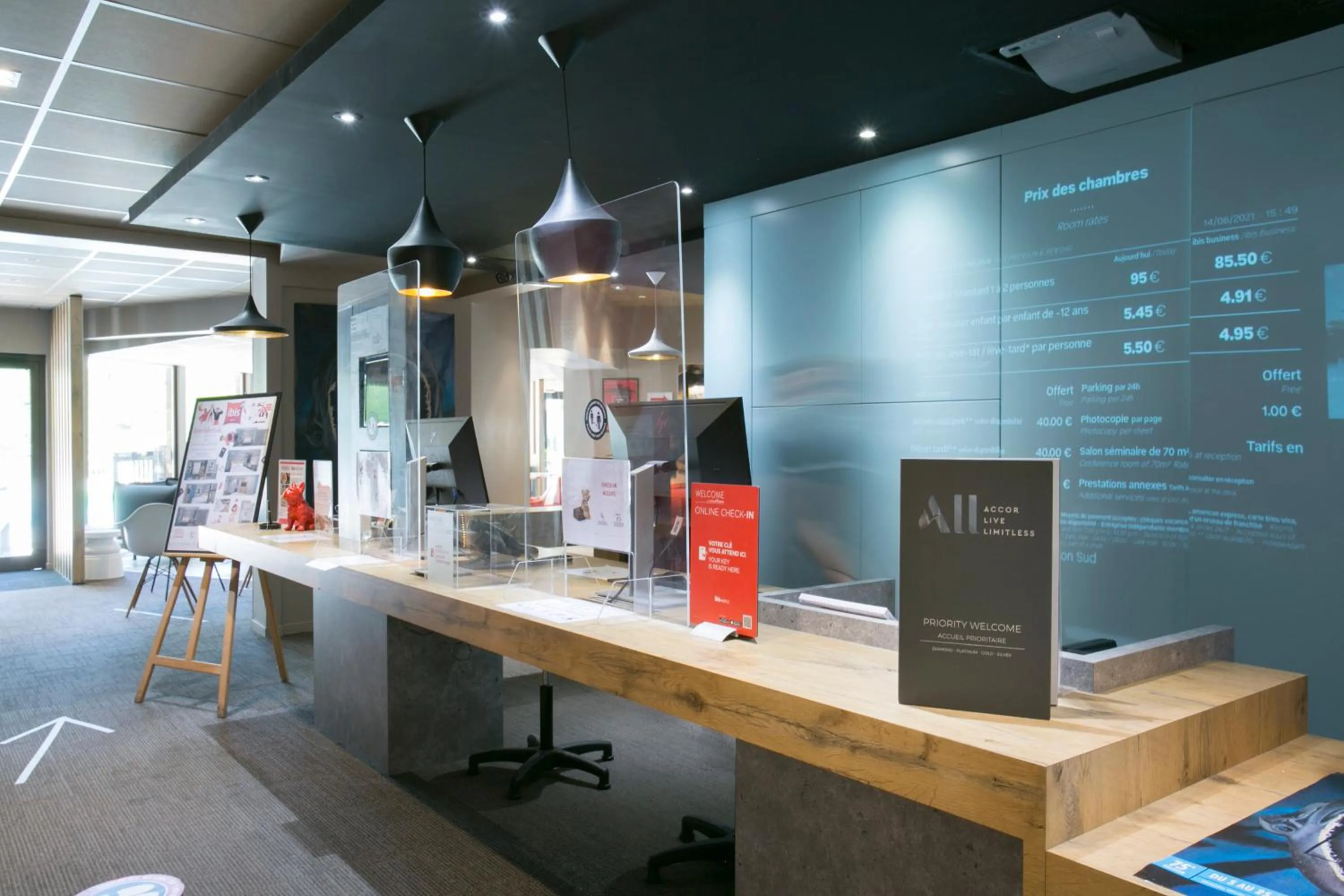 Lobby or reception in ibis Avignon Sud