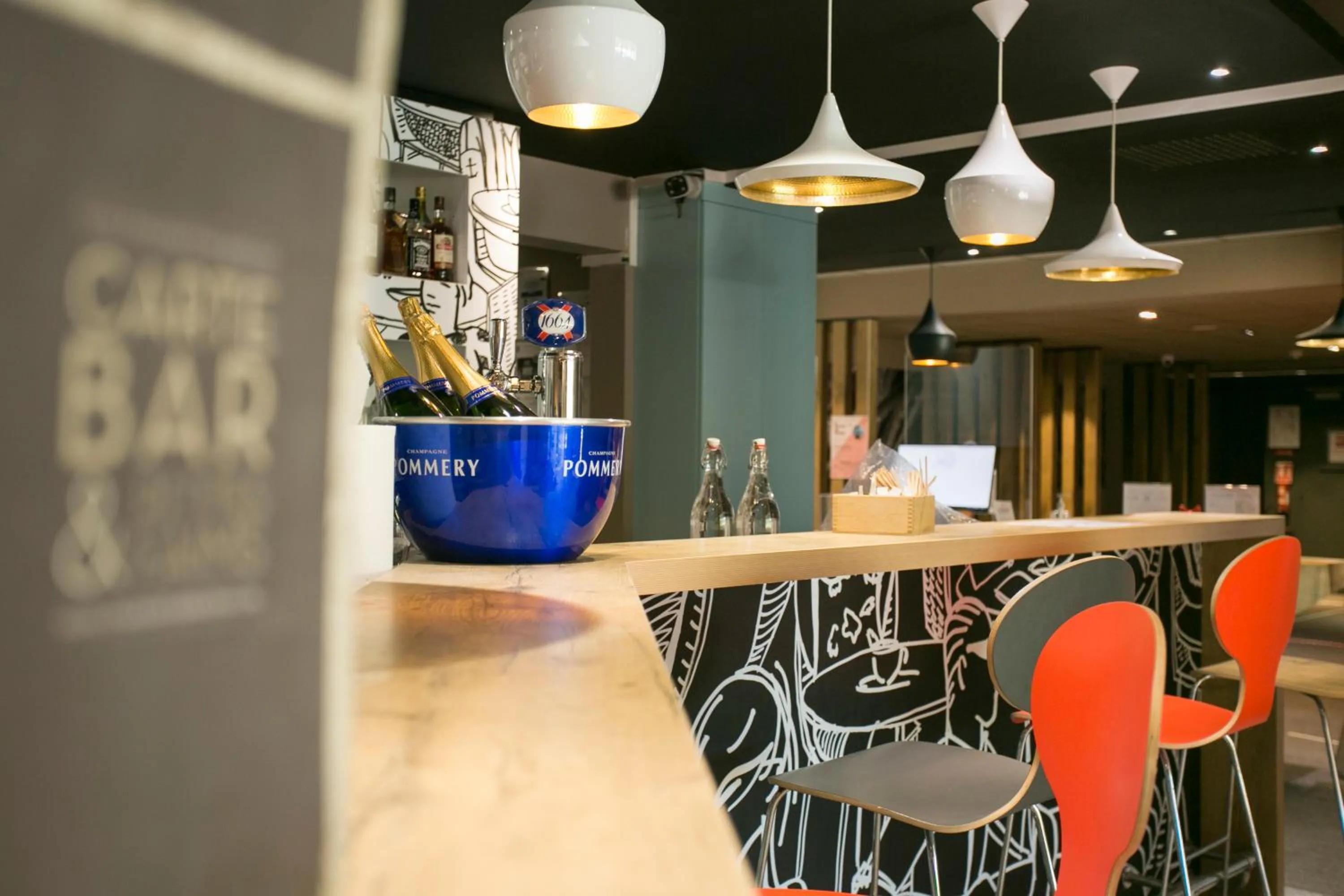 Lounge or bar in ibis Avignon Sud
