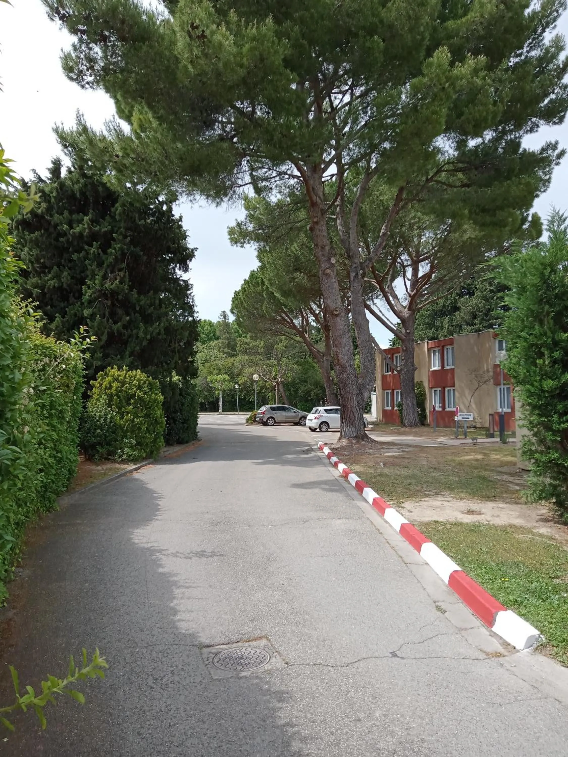 Parking in ibis Avignon Sud