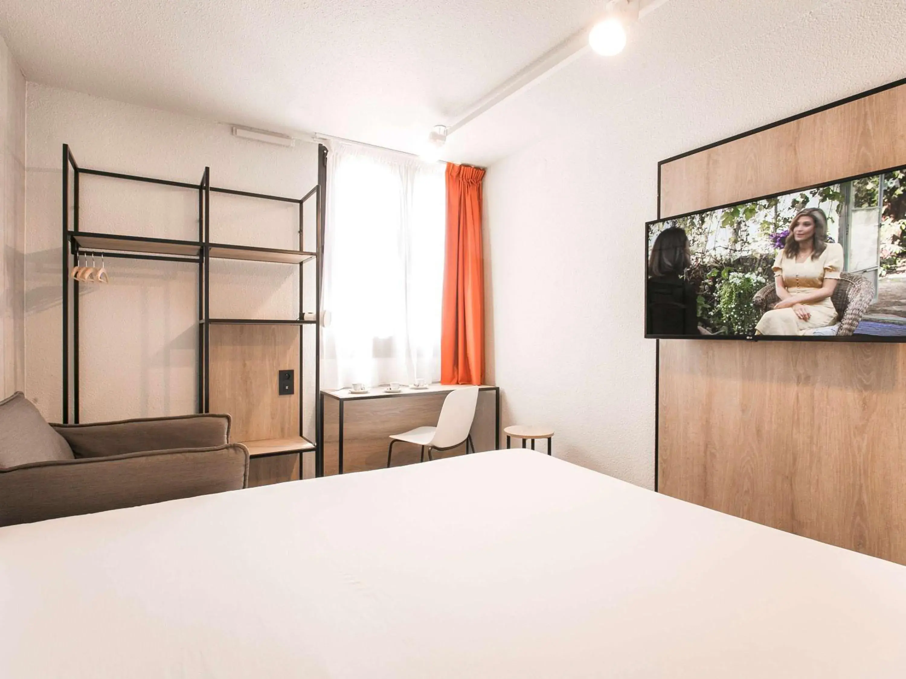 Standard Room with One Double Bed and One Sofa Bed in ibis Avignon Sud Standard Room with One Double Bed and One Sofa Bed in ibis Avignon Sud