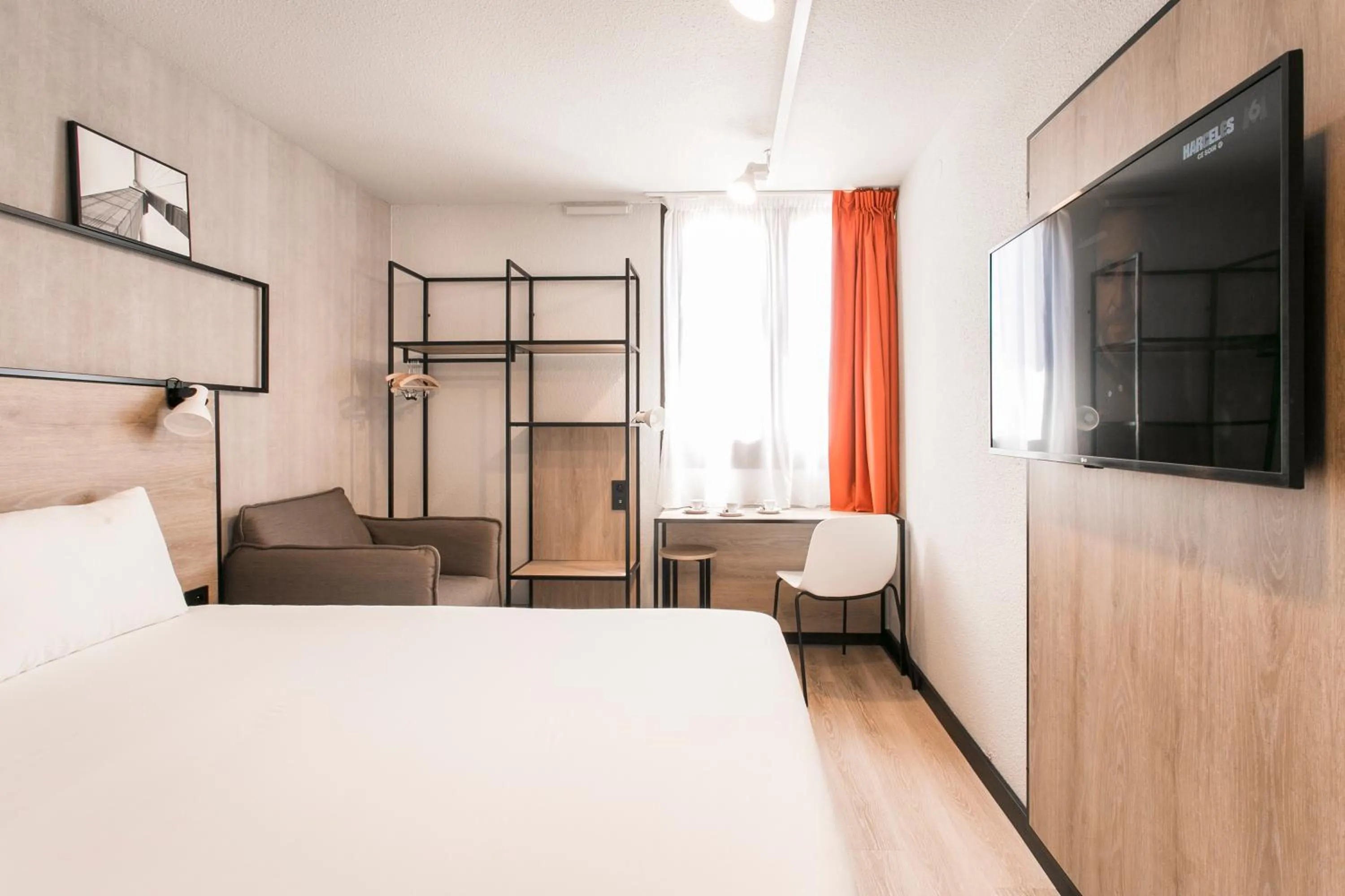 Photo of the whole room, Bed in ibis Avignon Sud