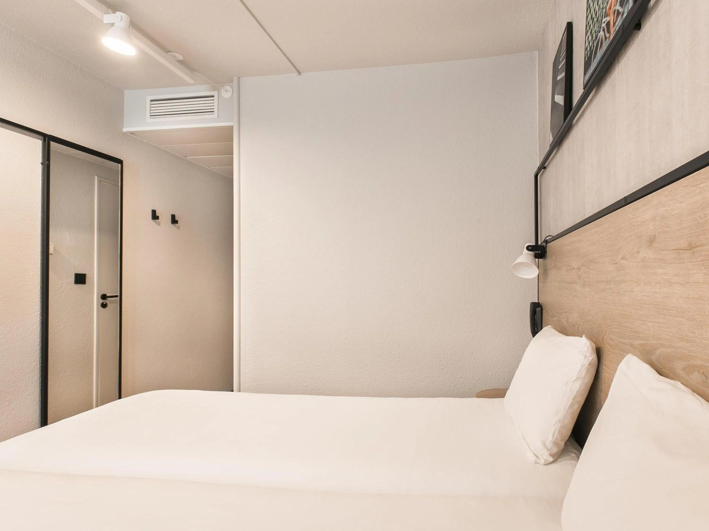 Bedroom, Bed in ibis Avignon Sud