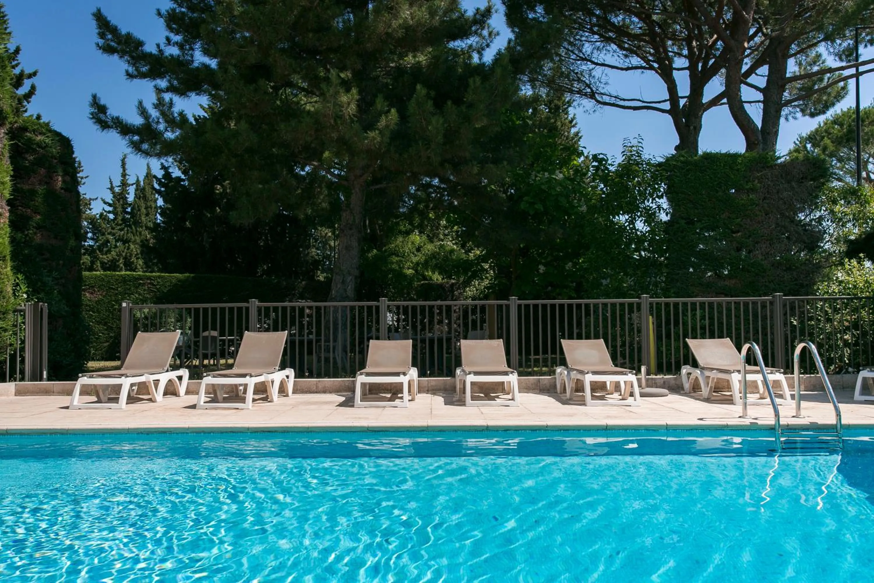 Swimming pool in ibis Avignon Sud