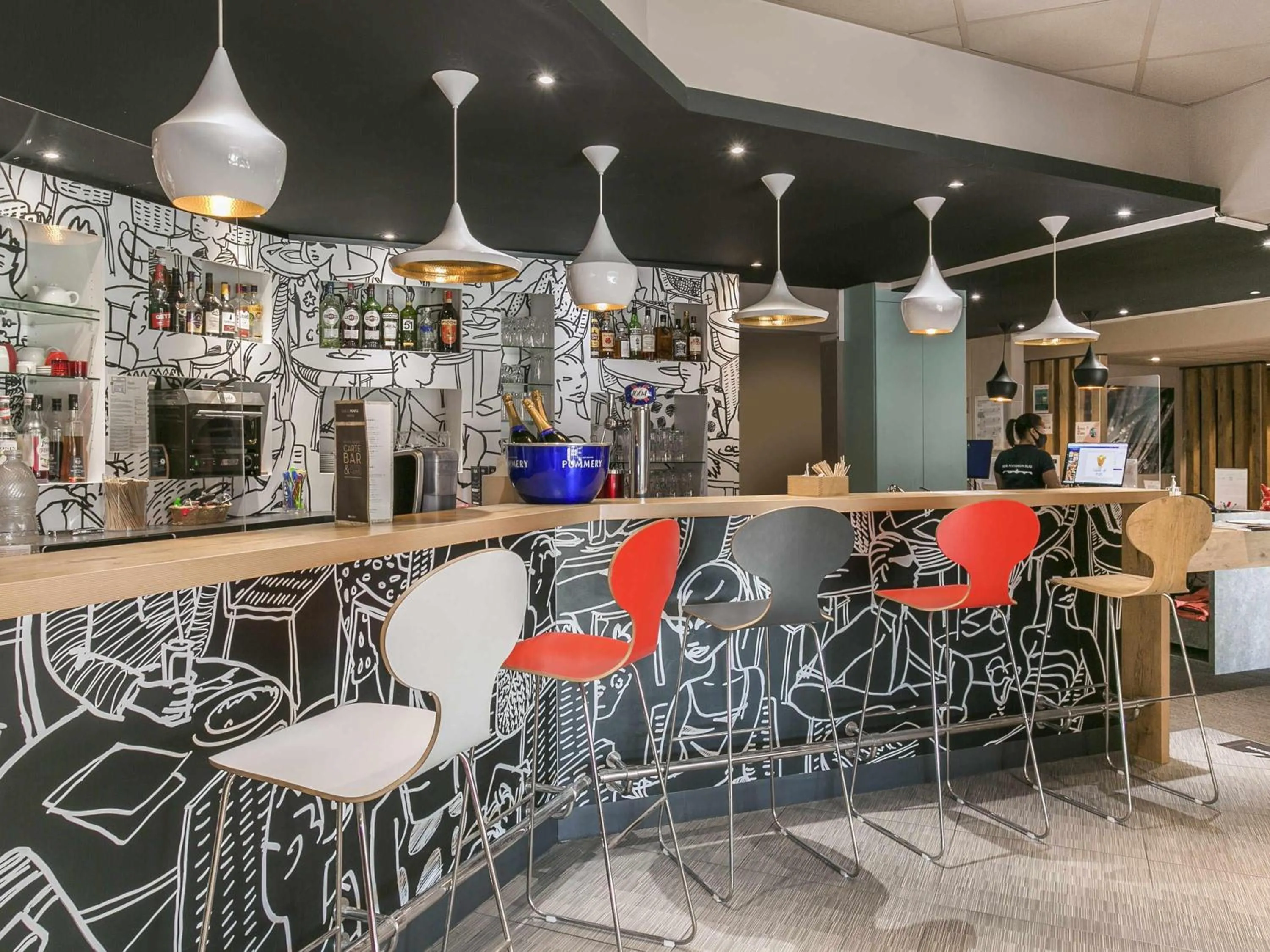 Lounge or bar in ibis Avignon Sud