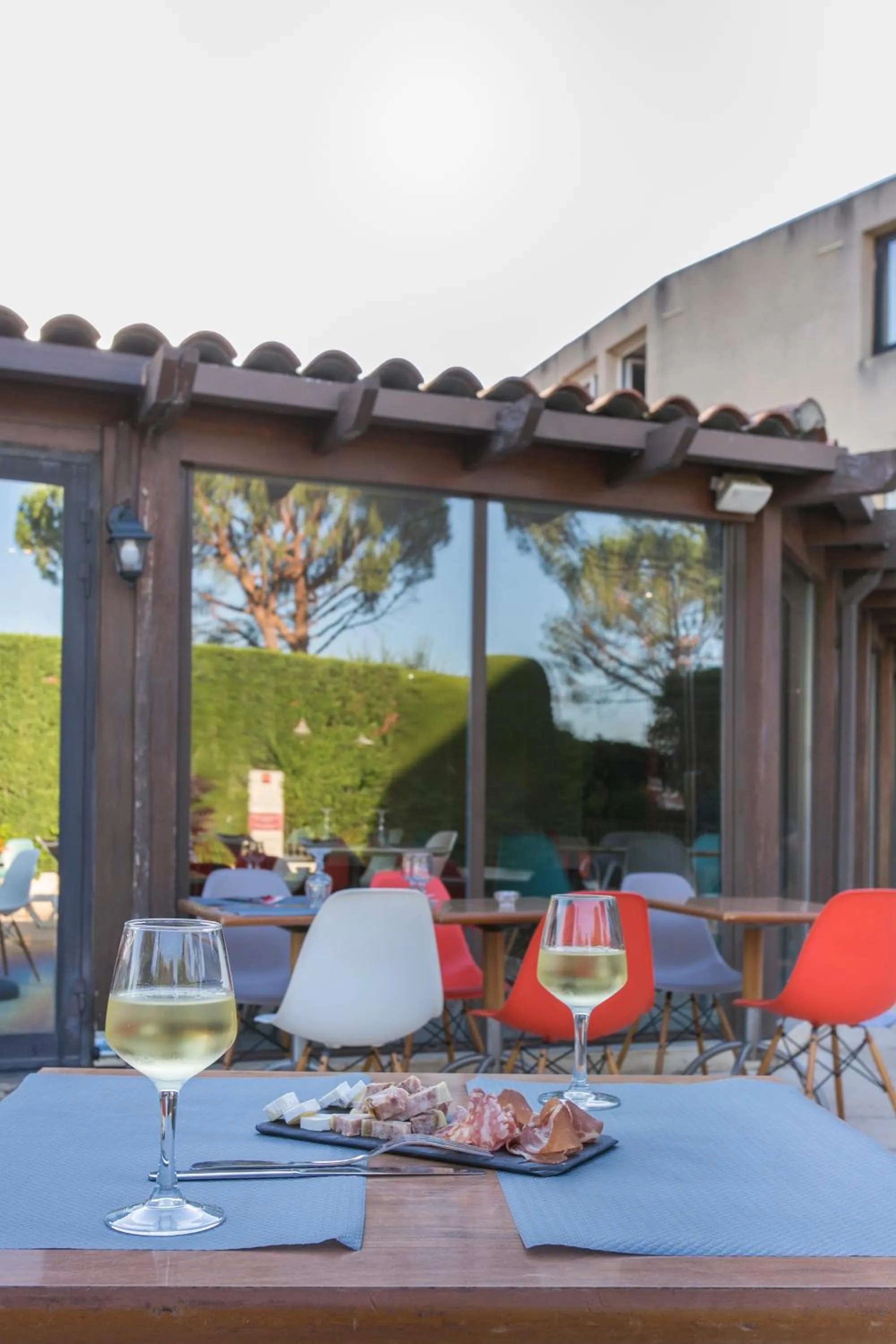 Restaurant/places to eat in ibis Avignon Sud
