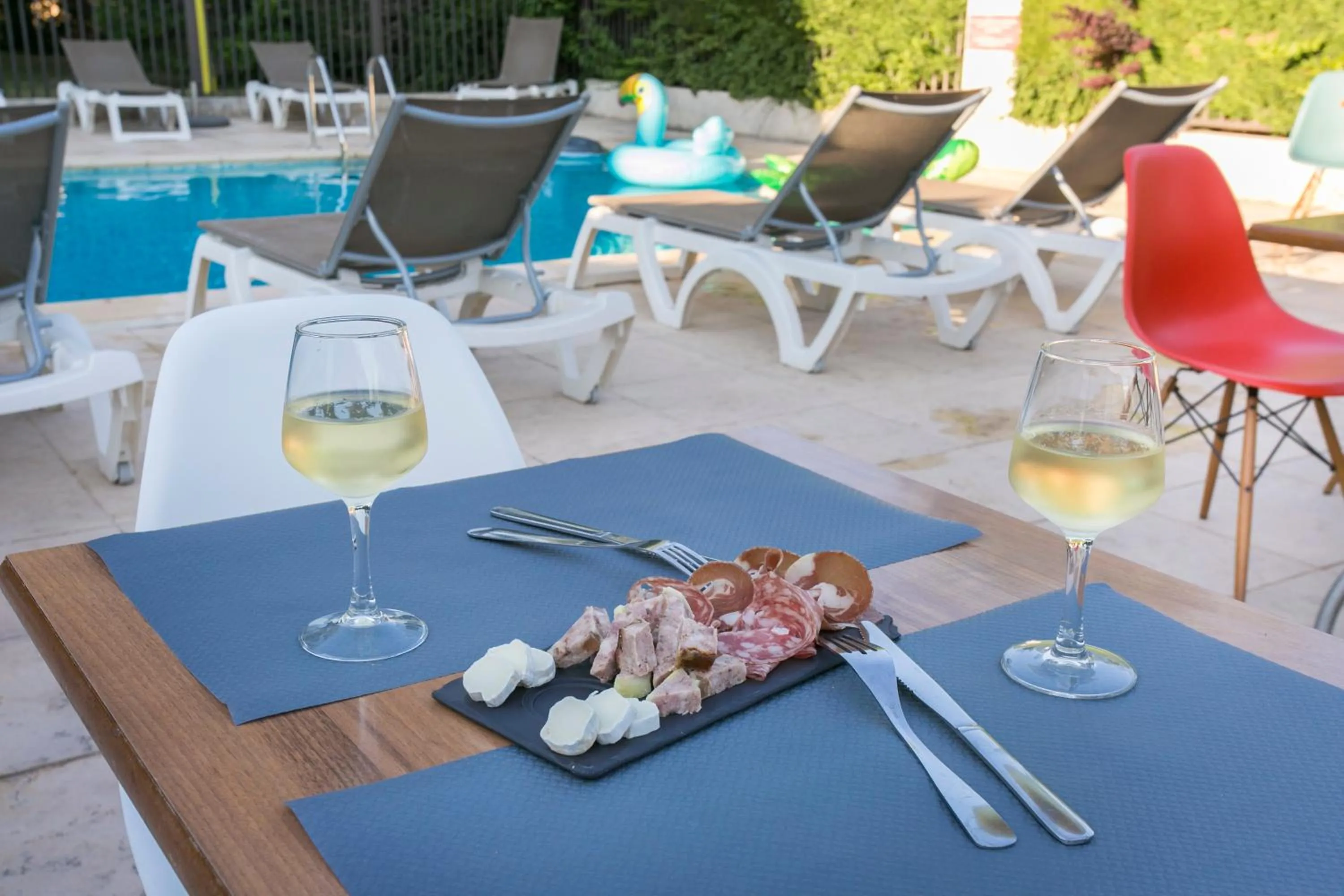 Restaurant/places to eat in ibis Avignon Sud