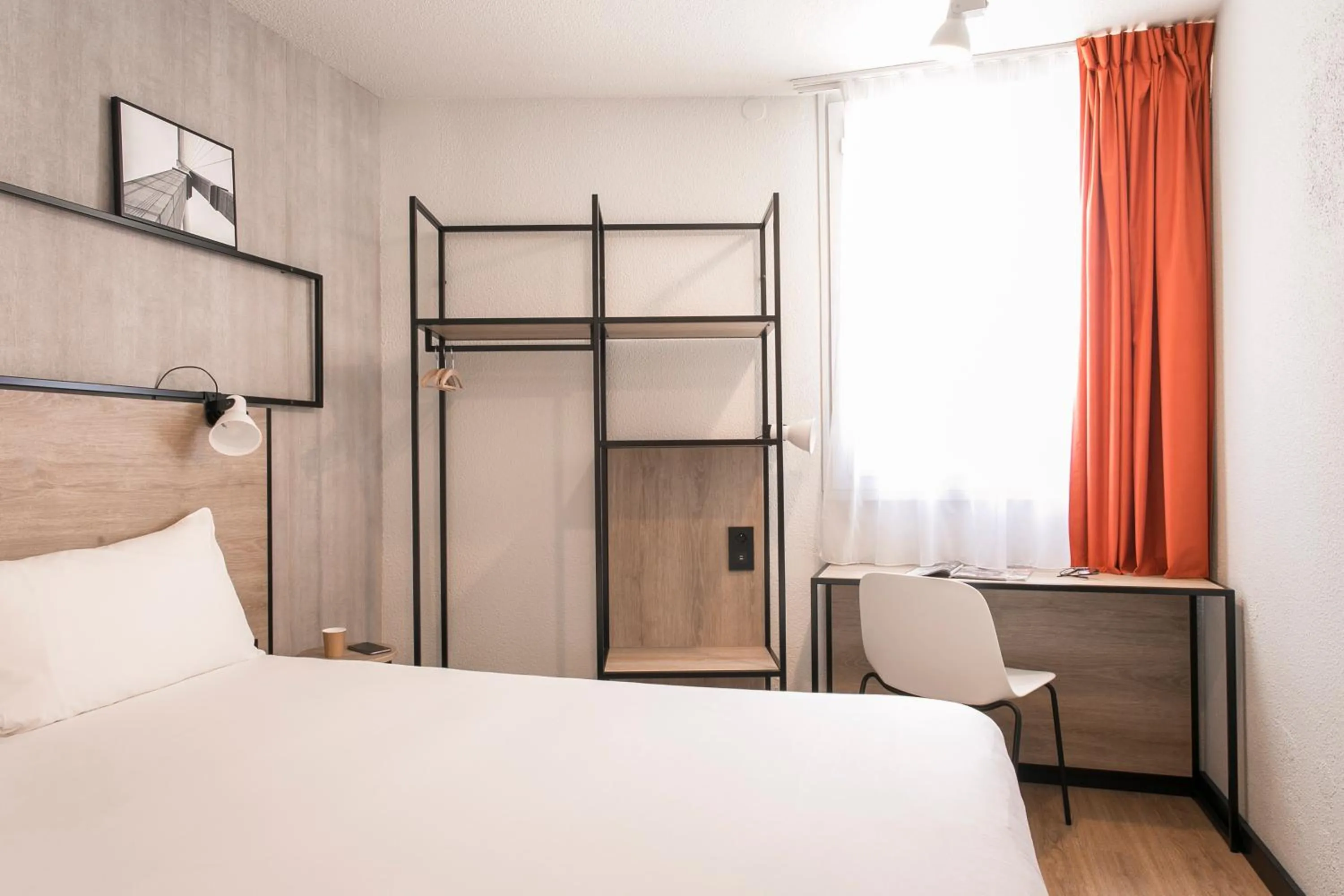 Photo of the whole room, Bed in ibis Avignon Sud