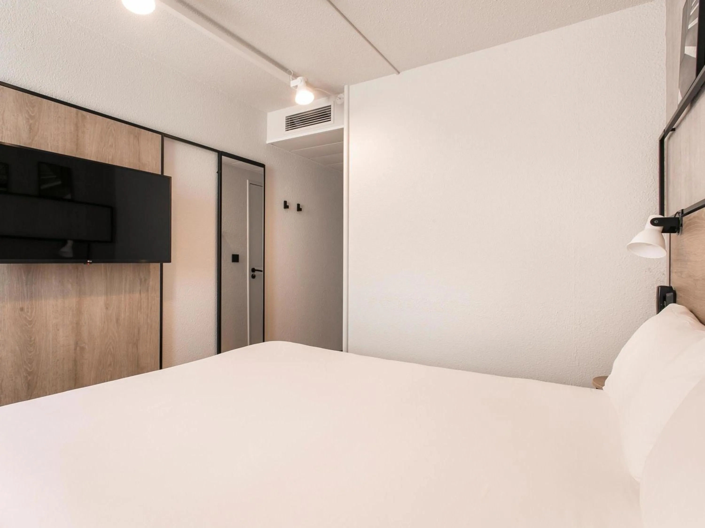 Bedroom, Bed in ibis Avignon Sud