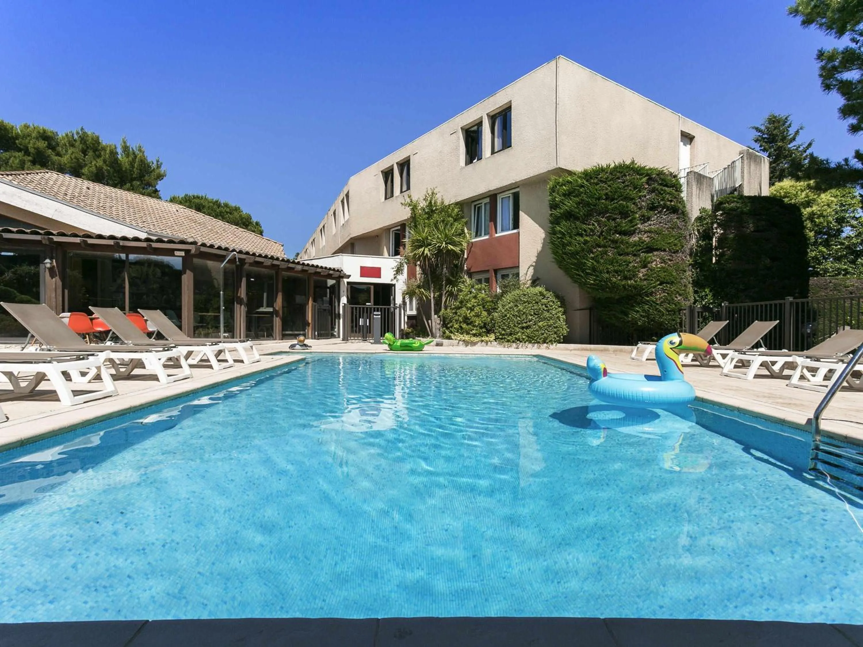 Pool view in ibis Avignon Sud