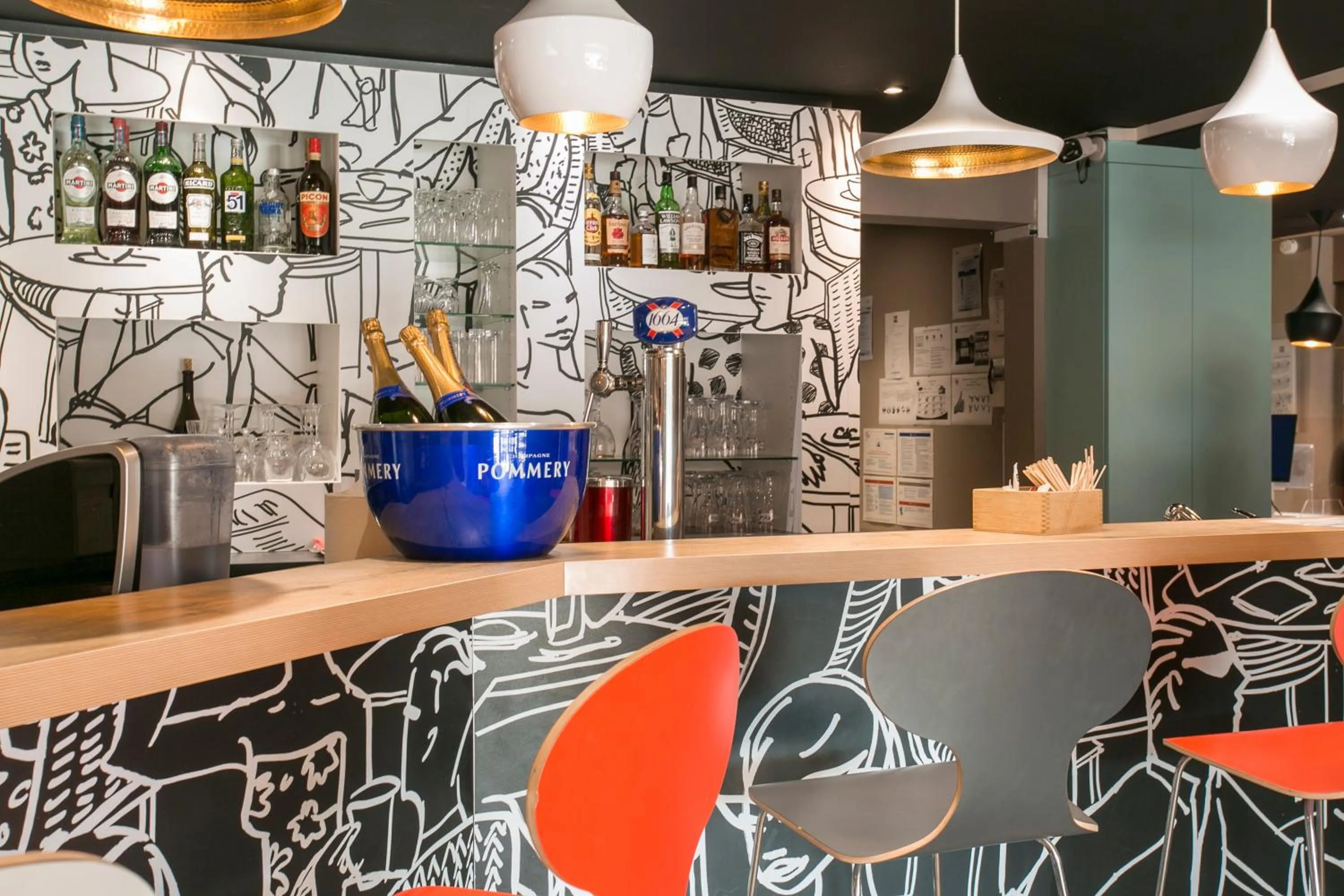 Lounge or bar in ibis Avignon Sud
