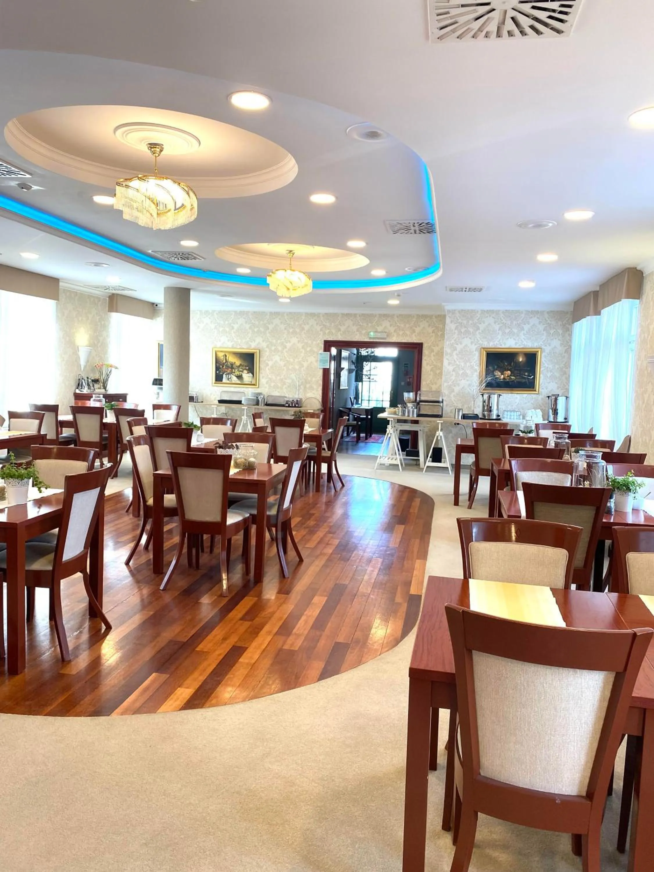 Restaurant/places to eat in Hotel Lival