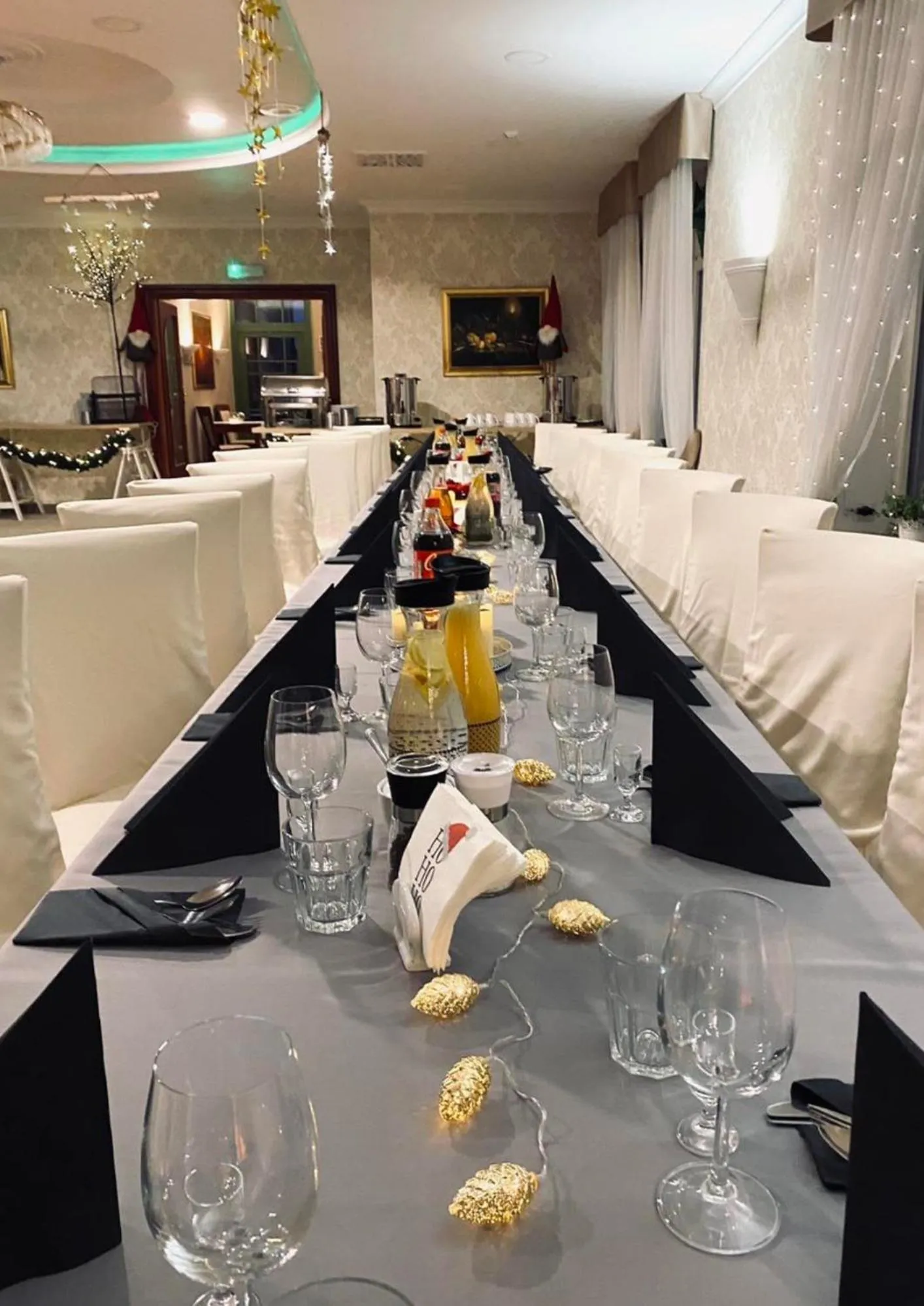 Restaurant/places to eat in Hotel Lival