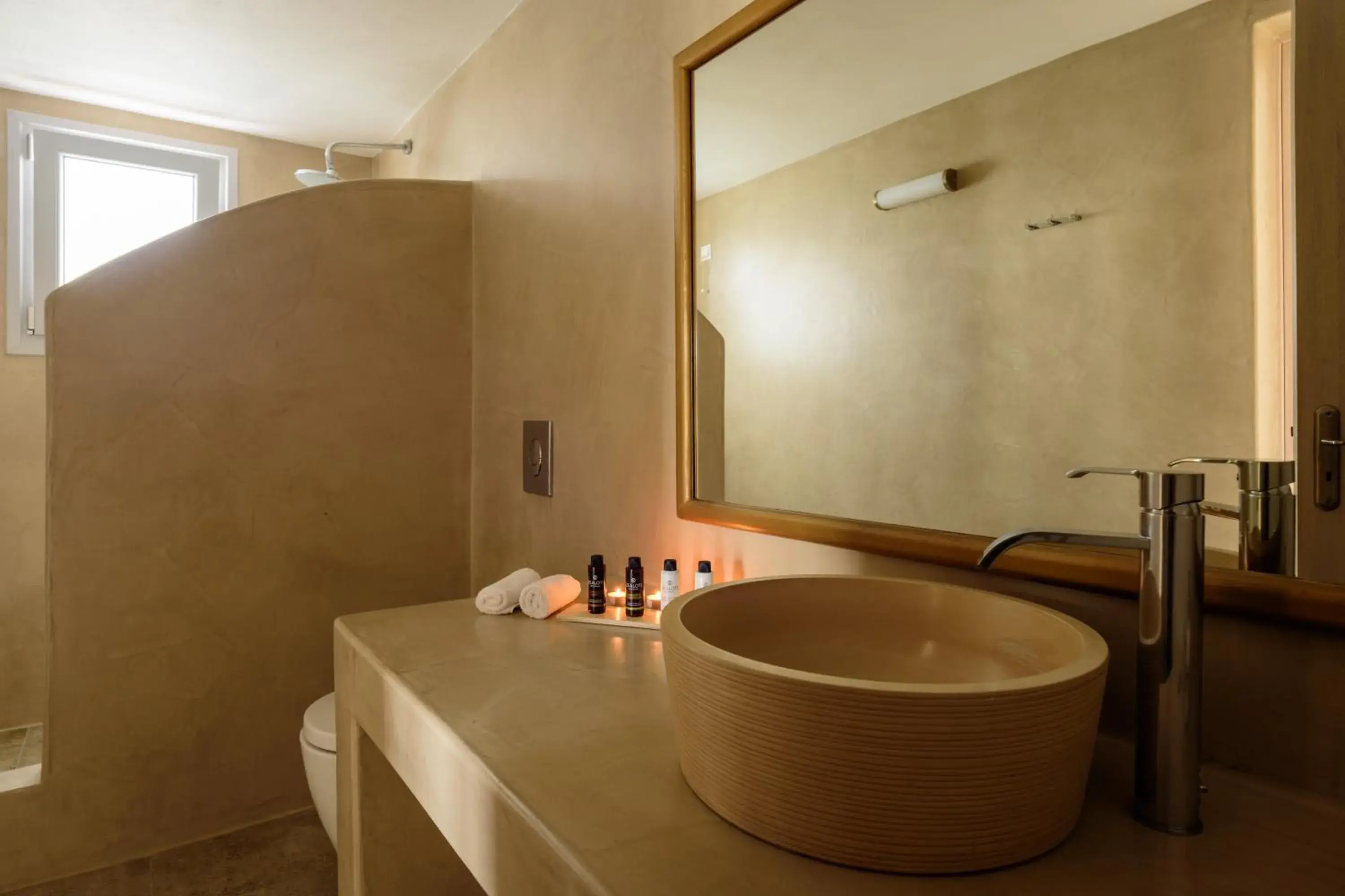 Loft Suite with Outdoor Hot Tub in Aliter Suites Loft Suite with Outdoor Hot Tub in Aliter Suites