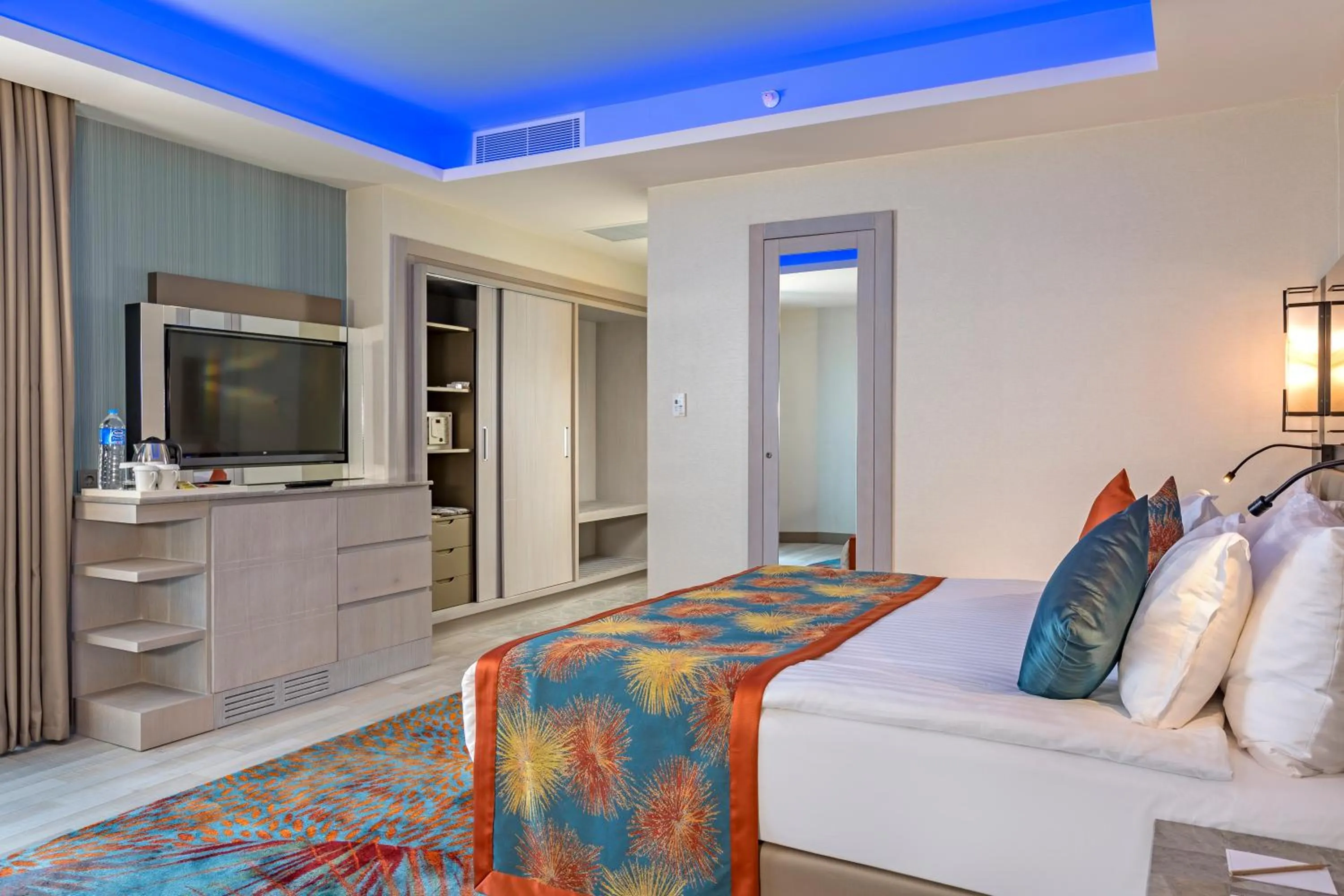 Bedroom, Bed in Royal Seginus