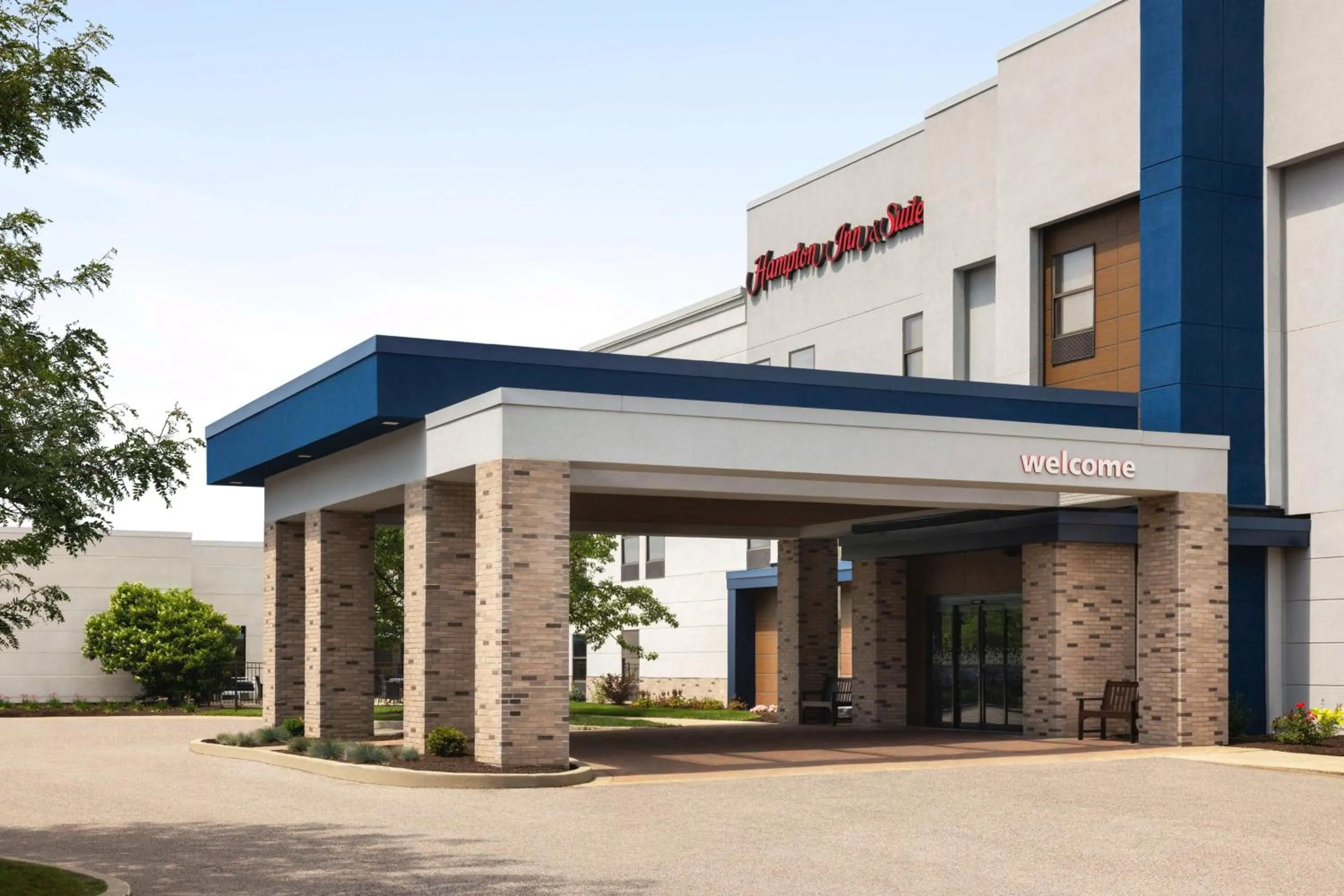 Property building in Hampton Inn & Suites Valparaiso