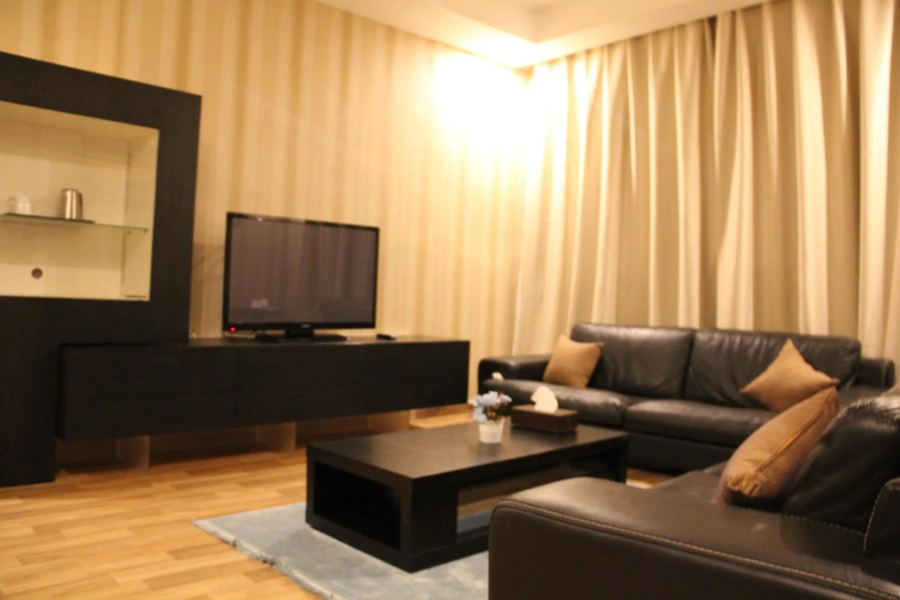 Communal lounge/ TV room in Casablu Hotel