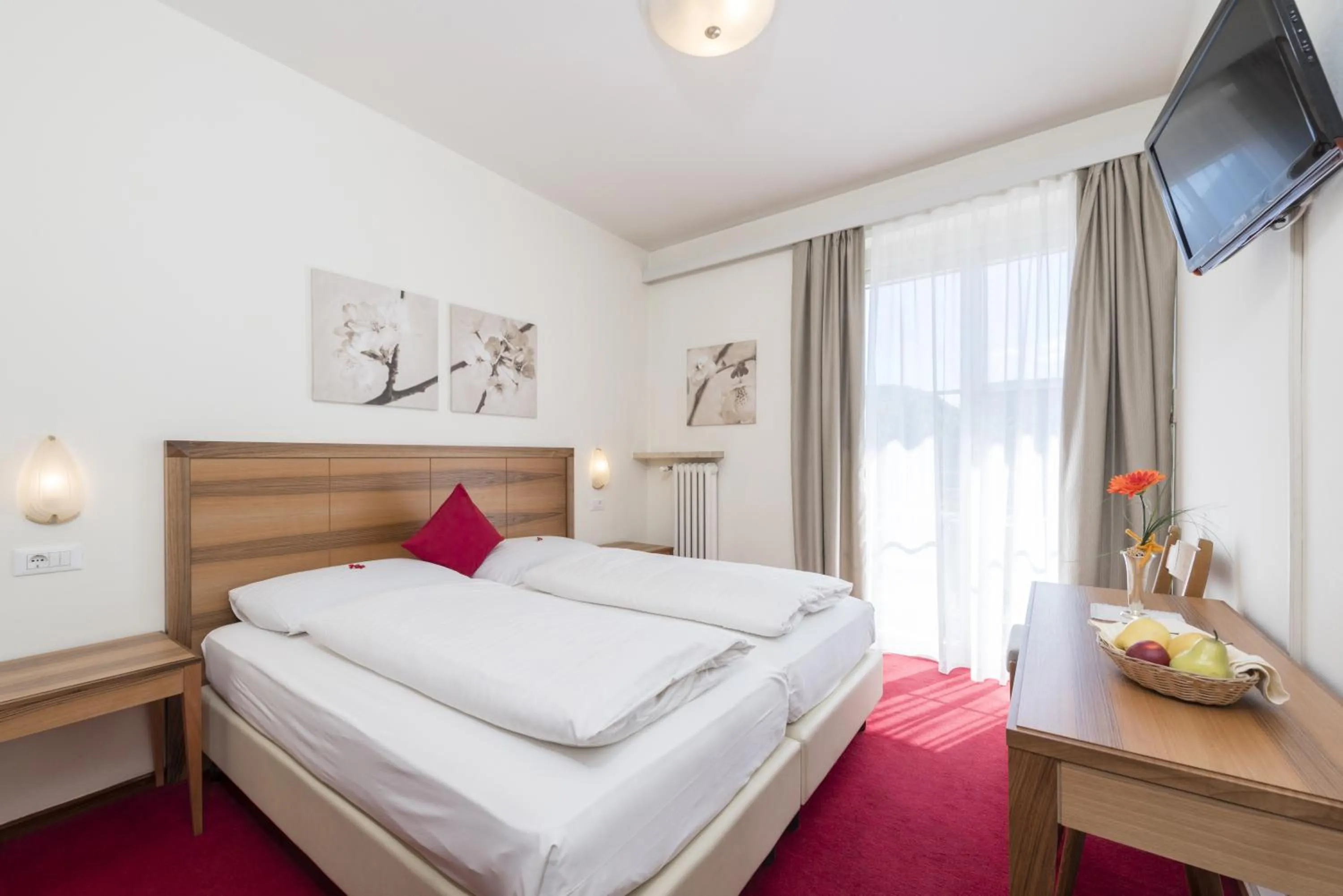 Photo of the whole room, Bed in Hotel Elefant