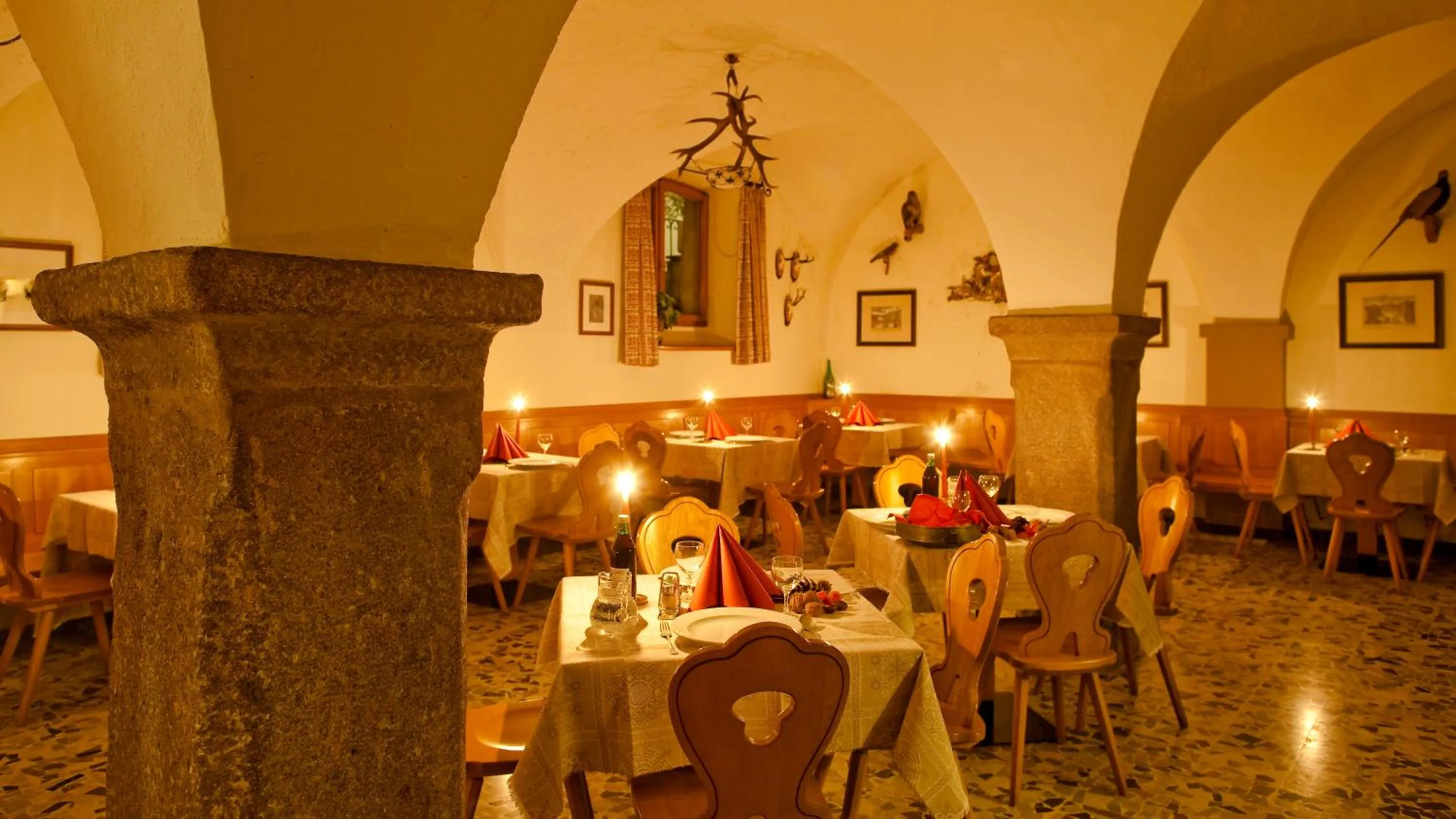 Restaurant/places to eat in Hotel Elefant