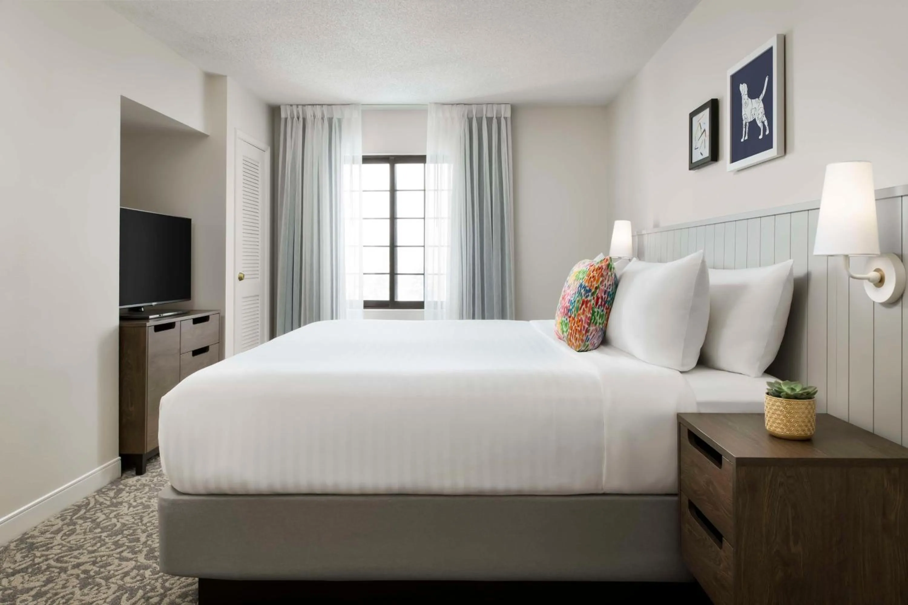Photo of the whole room, Bed in Sonesta ES Suites Toronto Markham