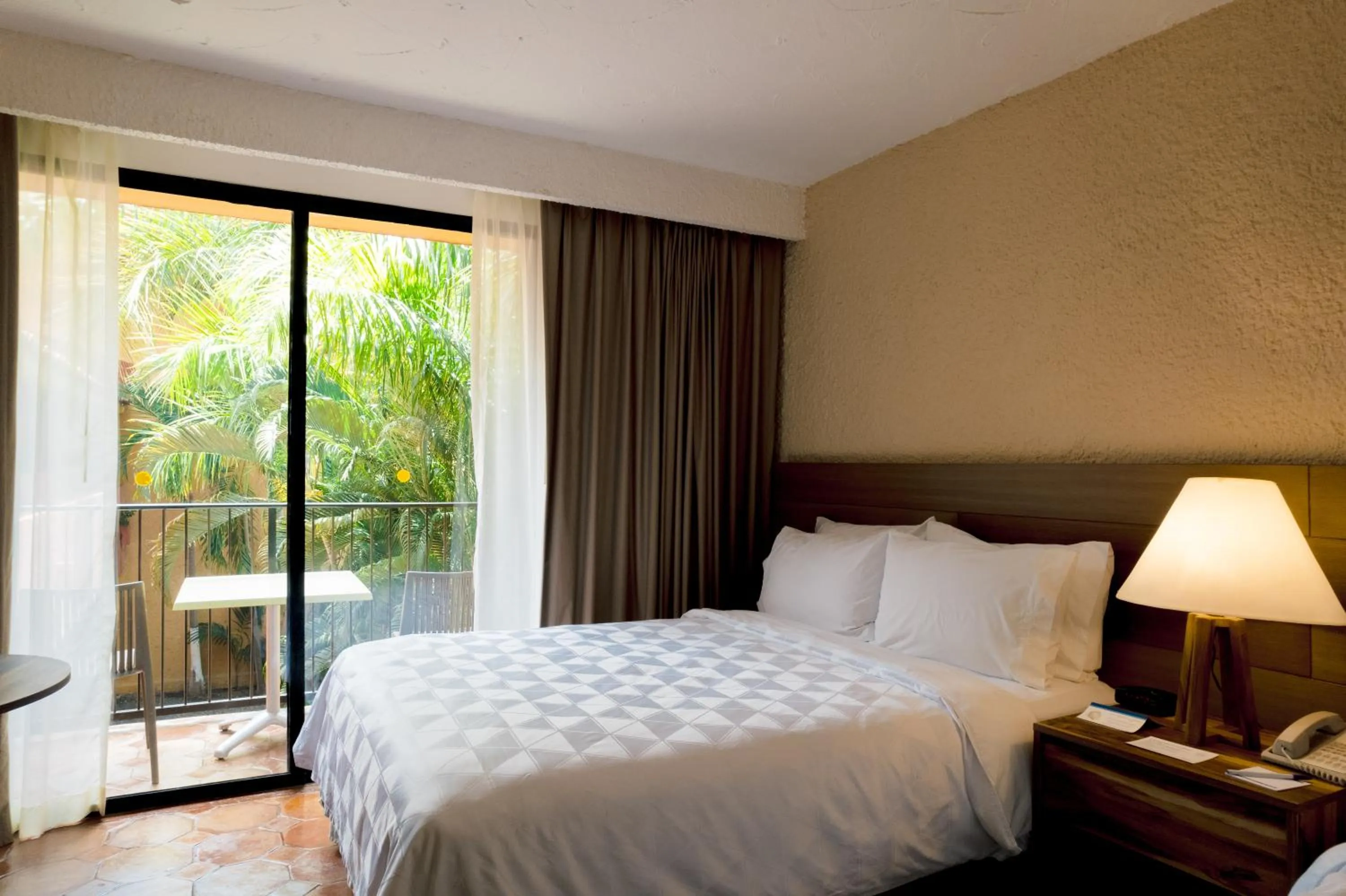 Bed in Holiday Inn Resort Ixtapa All-Inclusive by IHG
