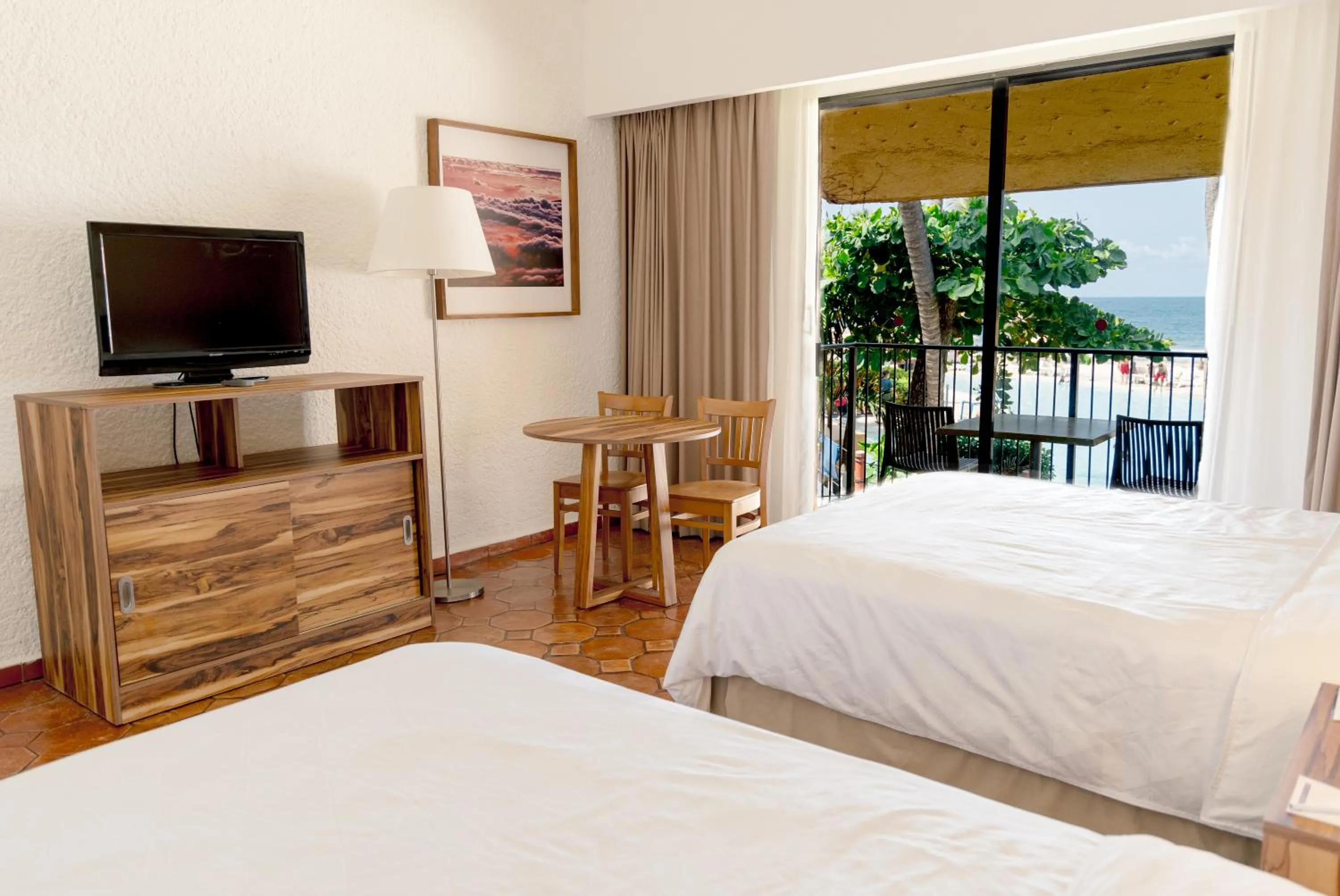 Bed in Holiday Inn Resort Ixtapa All-Inclusive by IHG