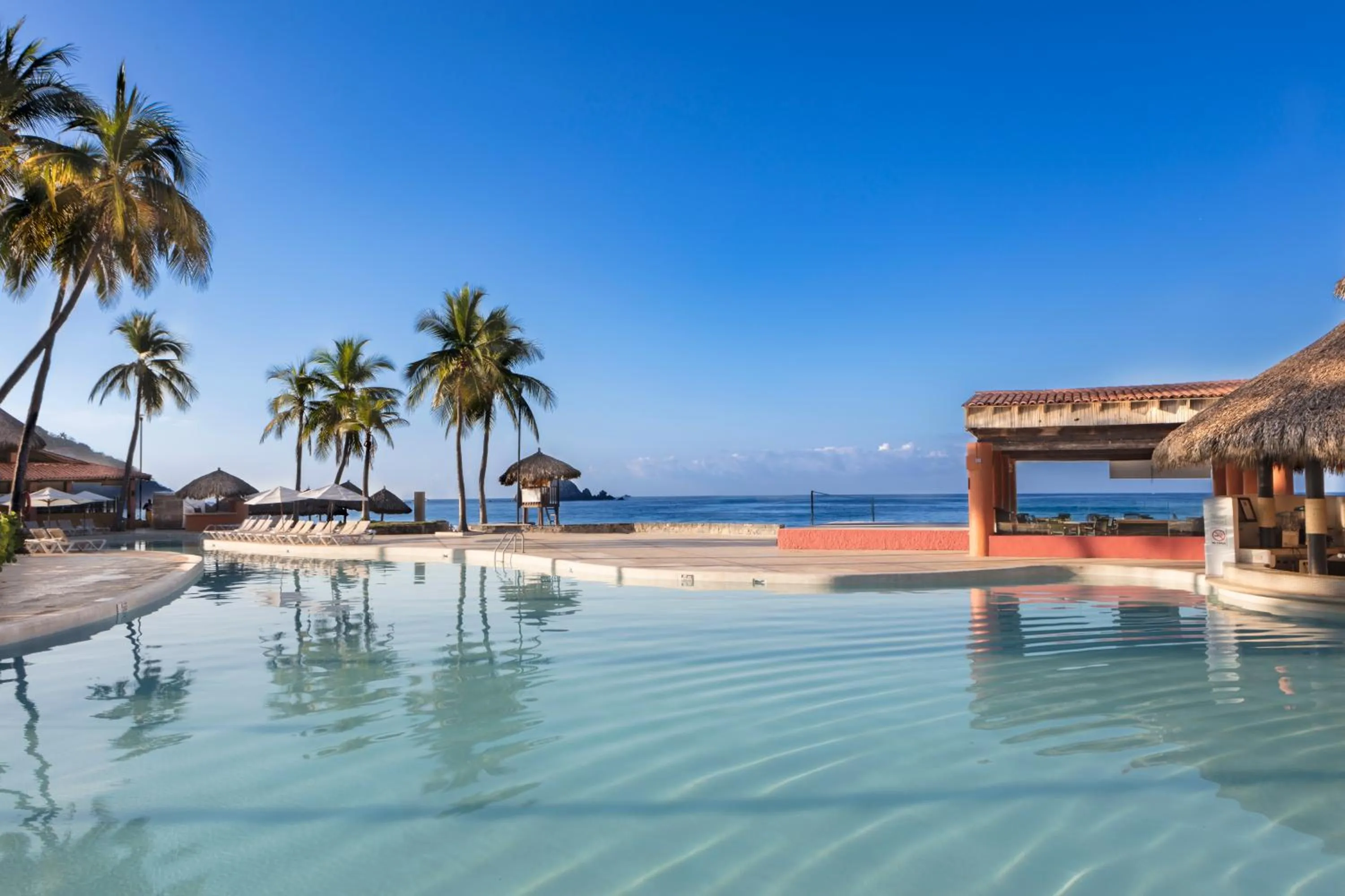 Swimming pool in Holiday Inn Resort Ixtapa All-Inclusive by IHG