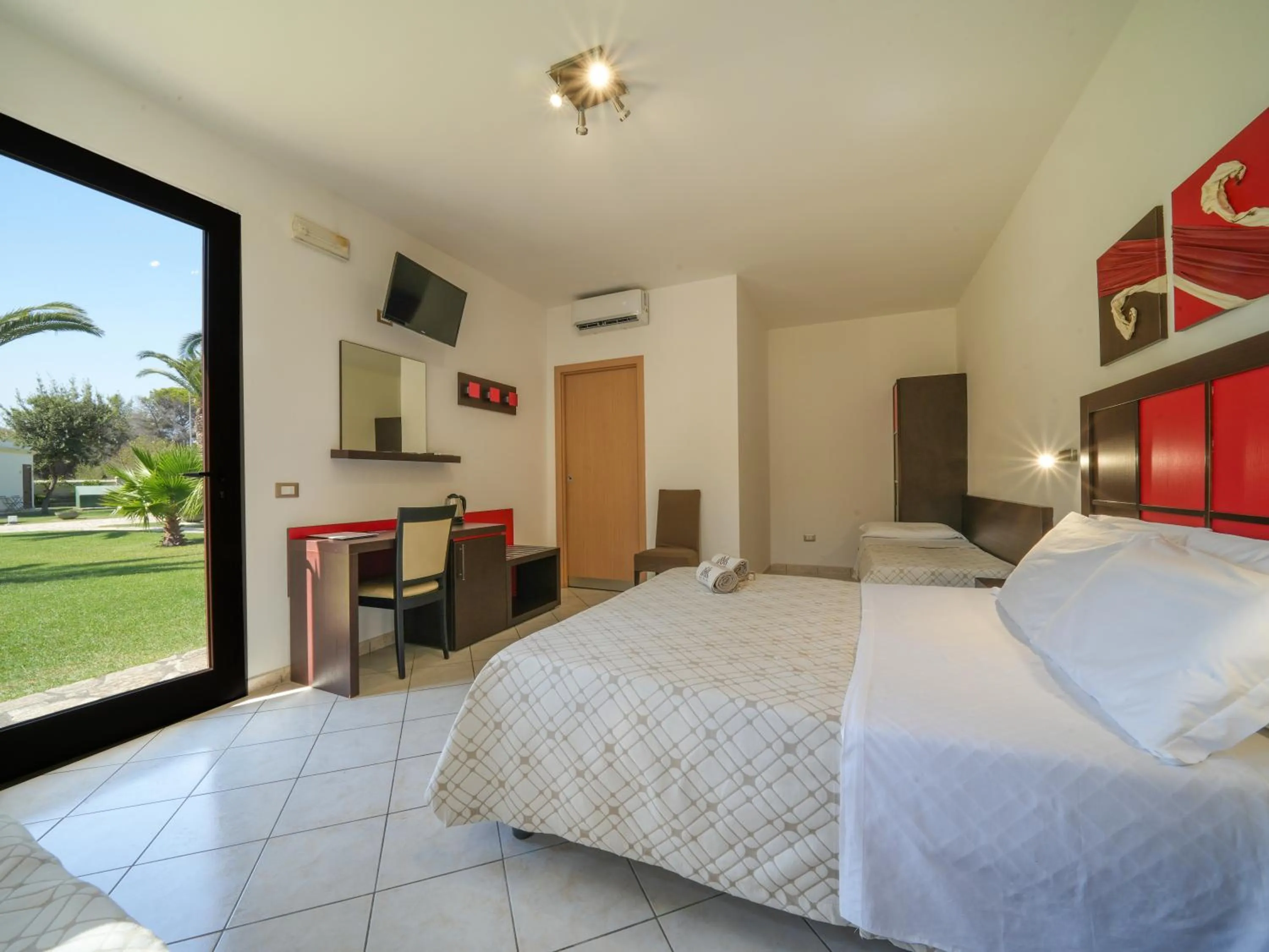 Communal lounge/ TV room, Bed in Resort Villa Hermosa