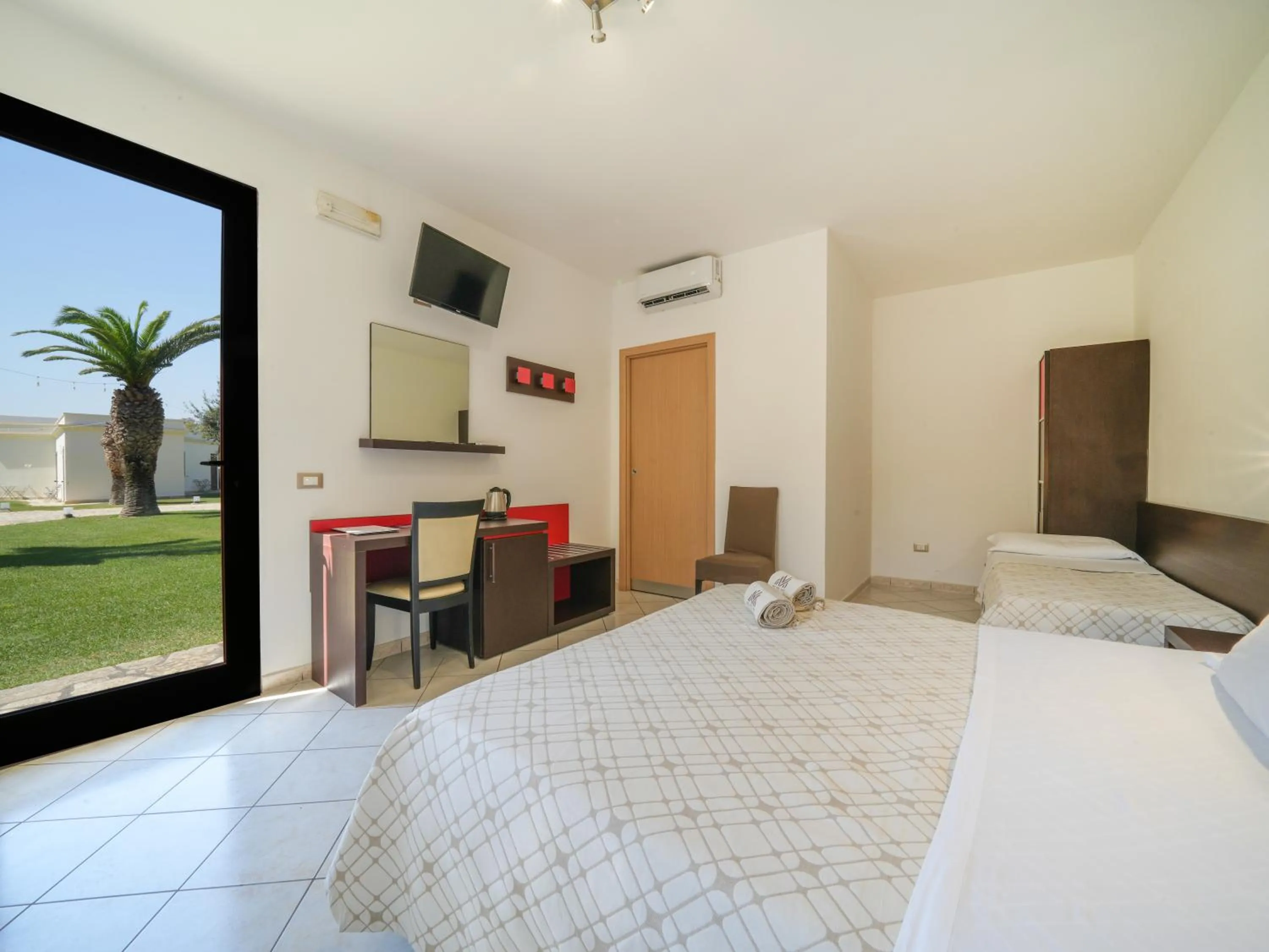 Communal lounge/ TV room, Bed in Resort Villa Hermosa