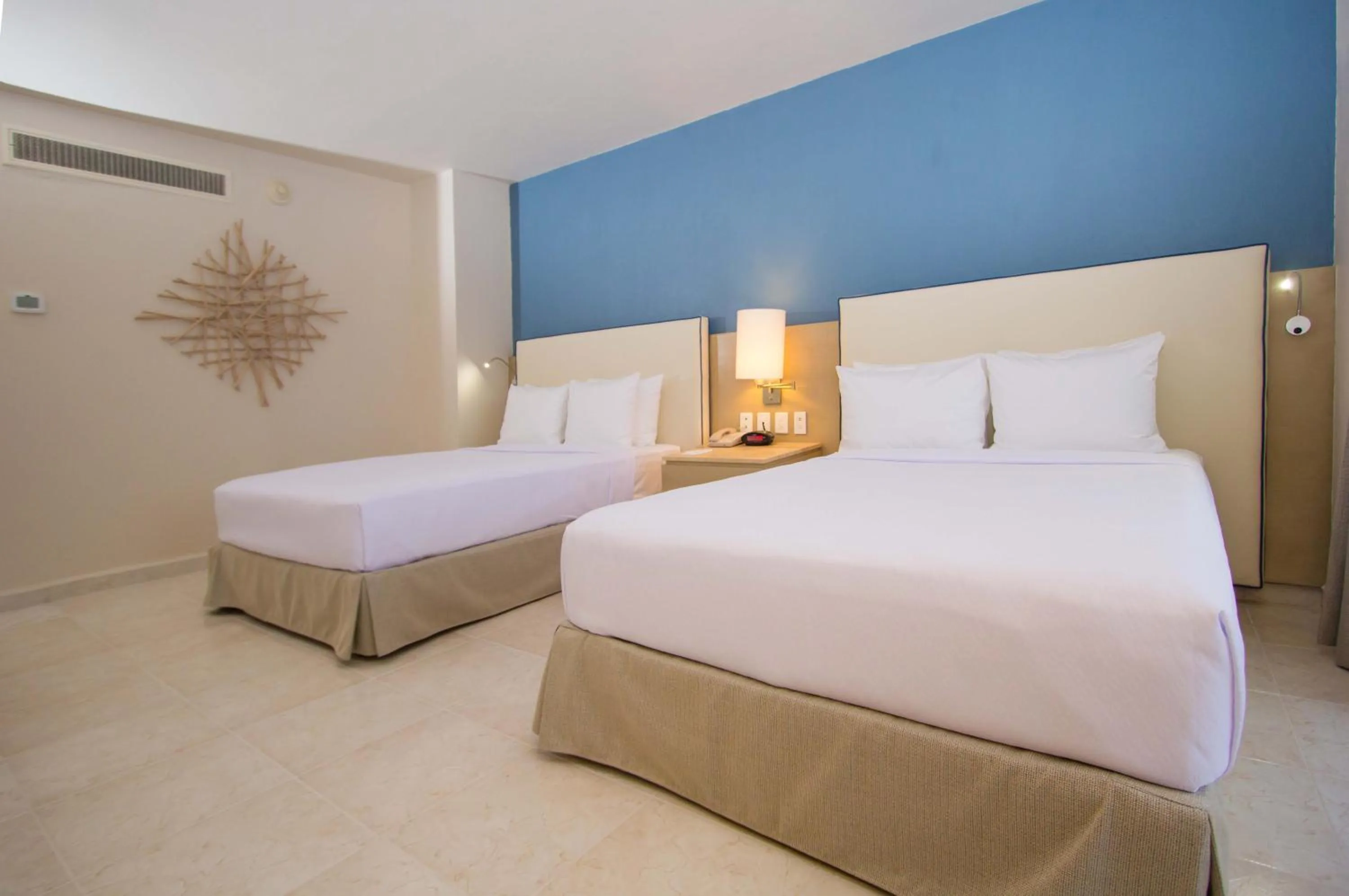 Bed in HS HOTSSON Hotel Acapulco