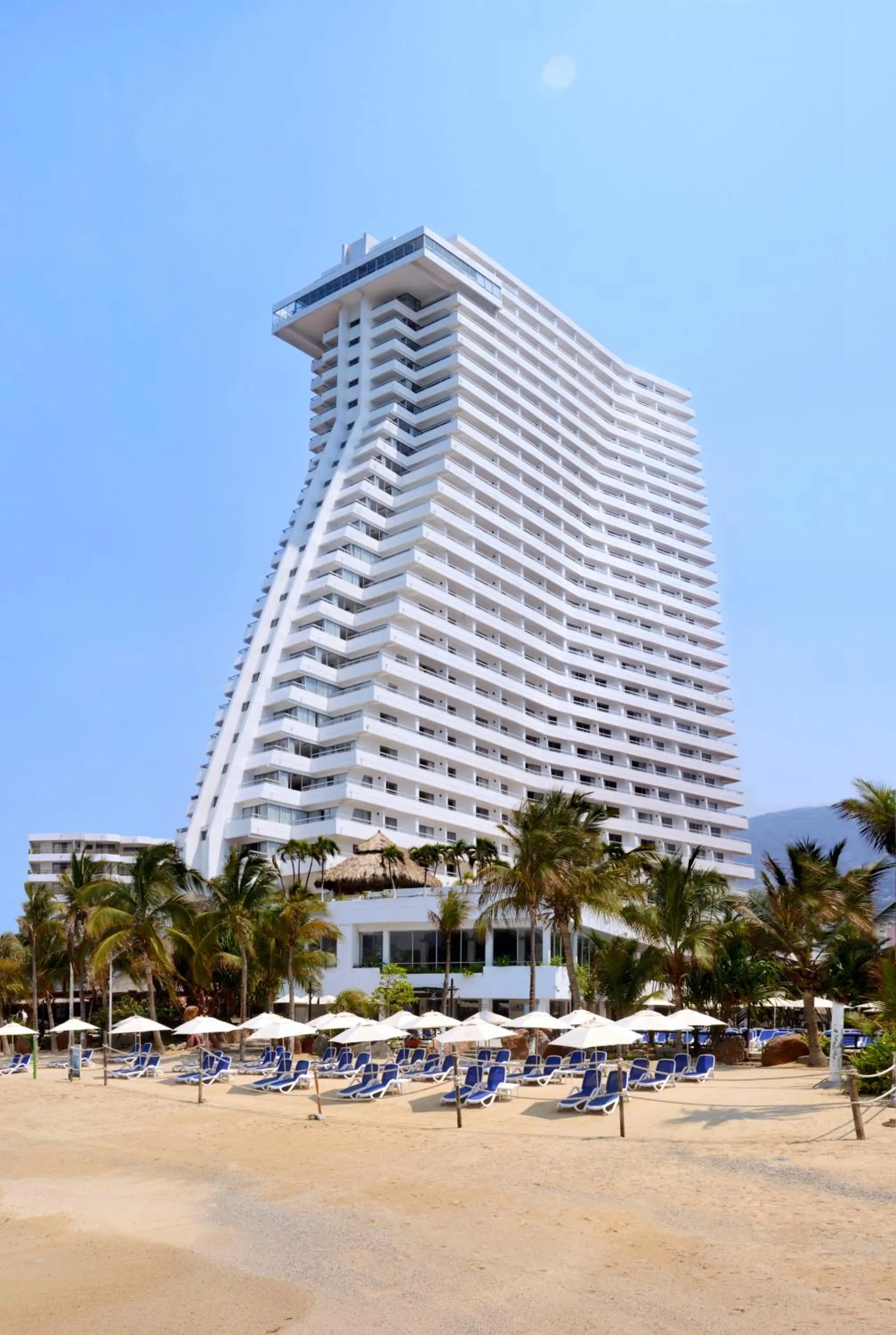 Property building in HS HOTSSON Hotel Acapulco
