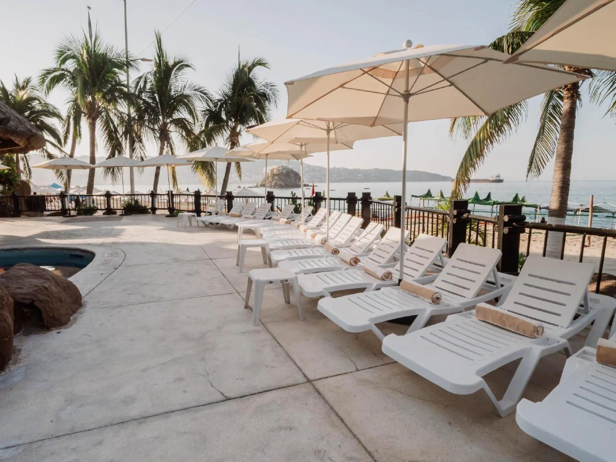 Property building in HS HOTSSON Hotel Acapulco