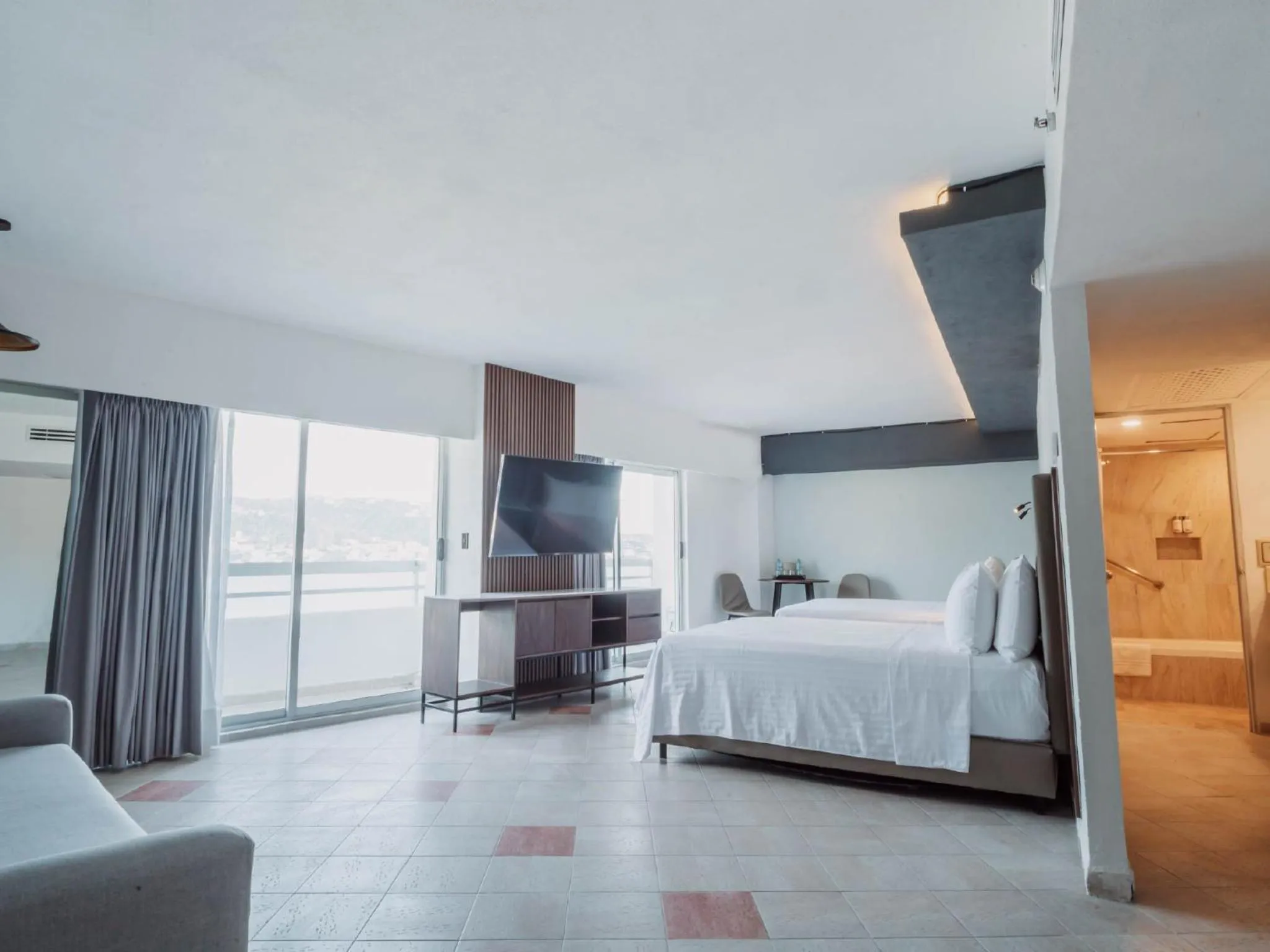 Shower, Bed in HS HOTSSON Hotel Acapulco