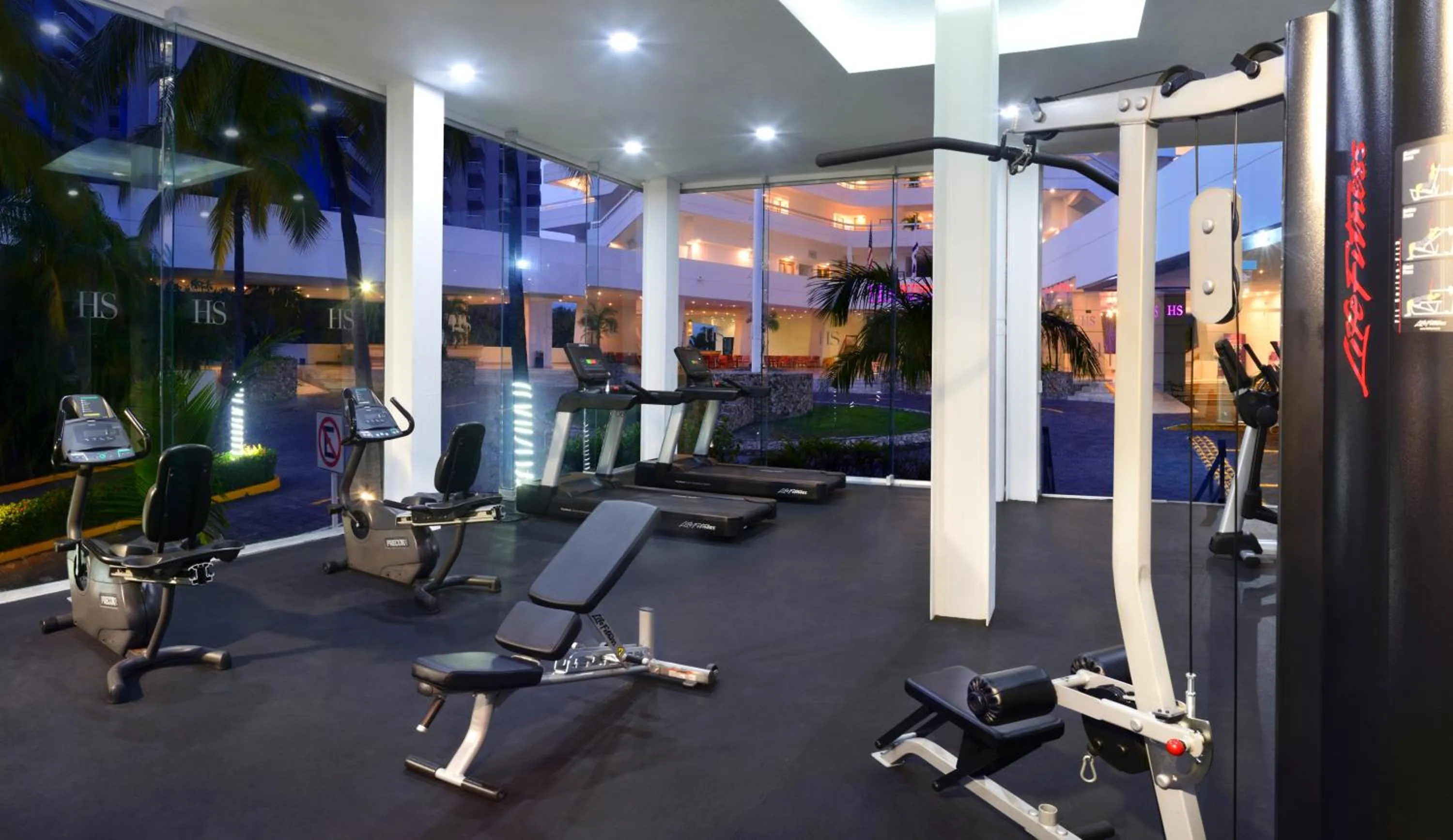 Fitness centre/facilities in HS HOTSSON Hotel Acapulco