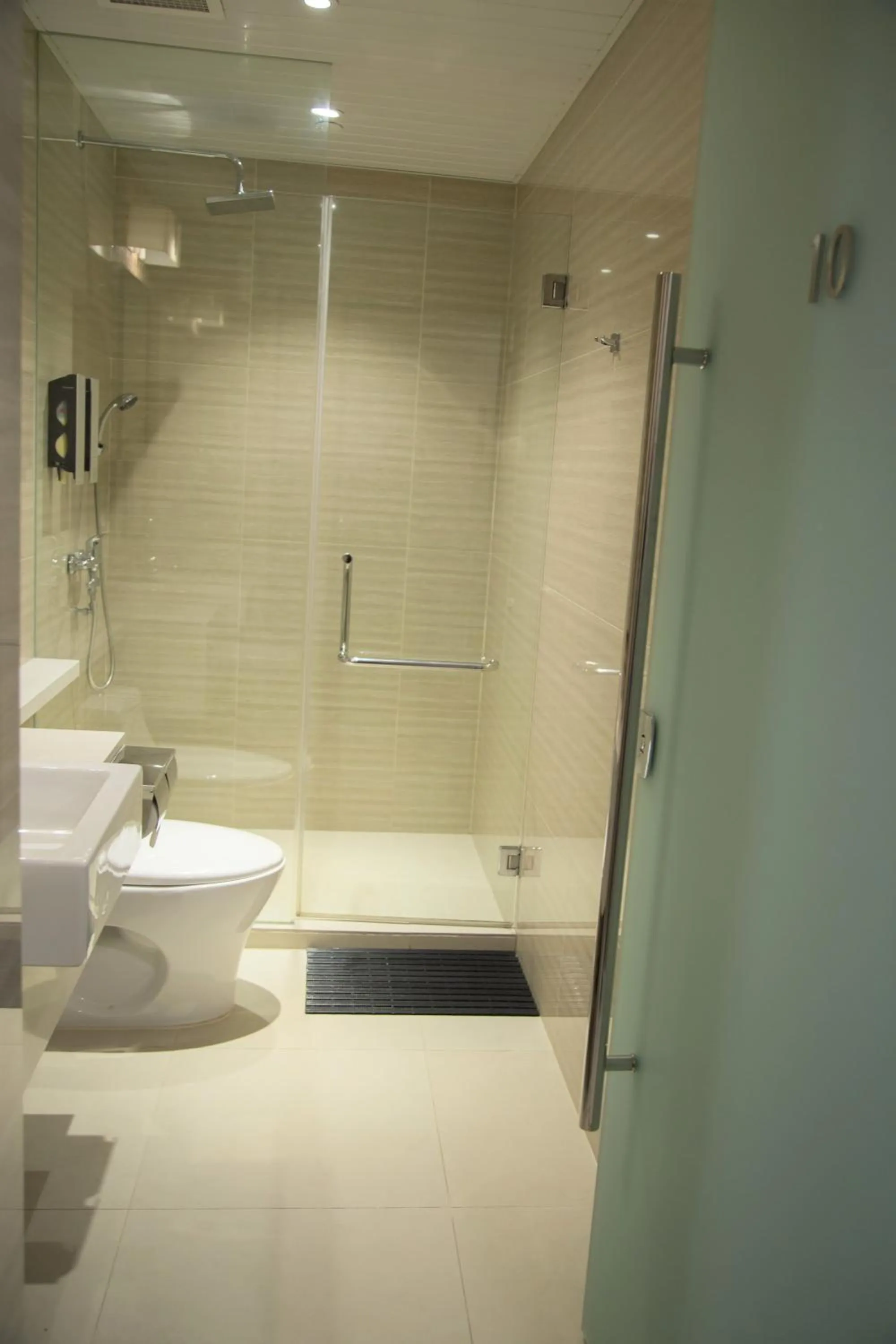 Bathroom in Ambassador Transit Hotel - Terminal 2