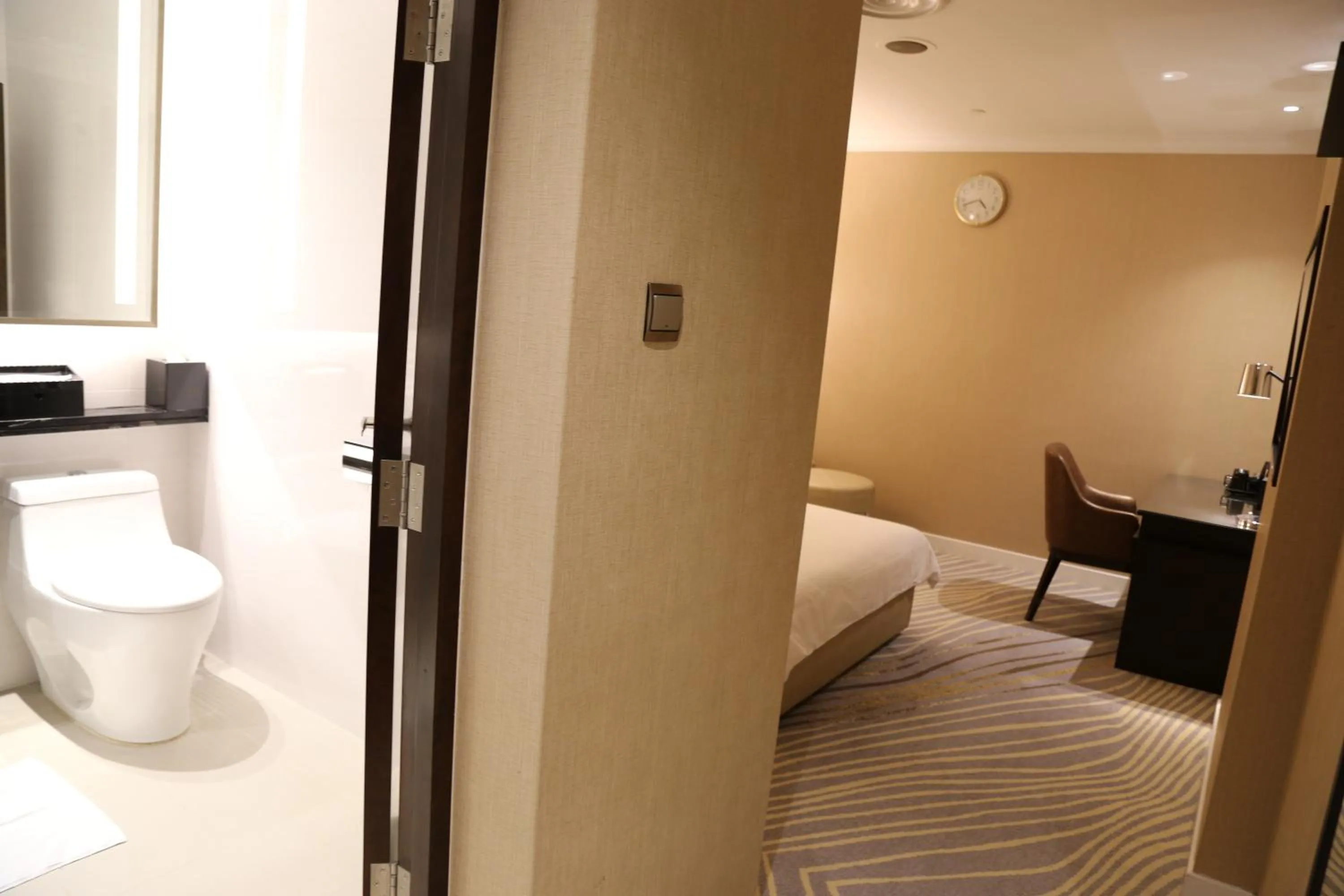 Toilet, Bed in Ambassador Transit Hotel - Terminal 2