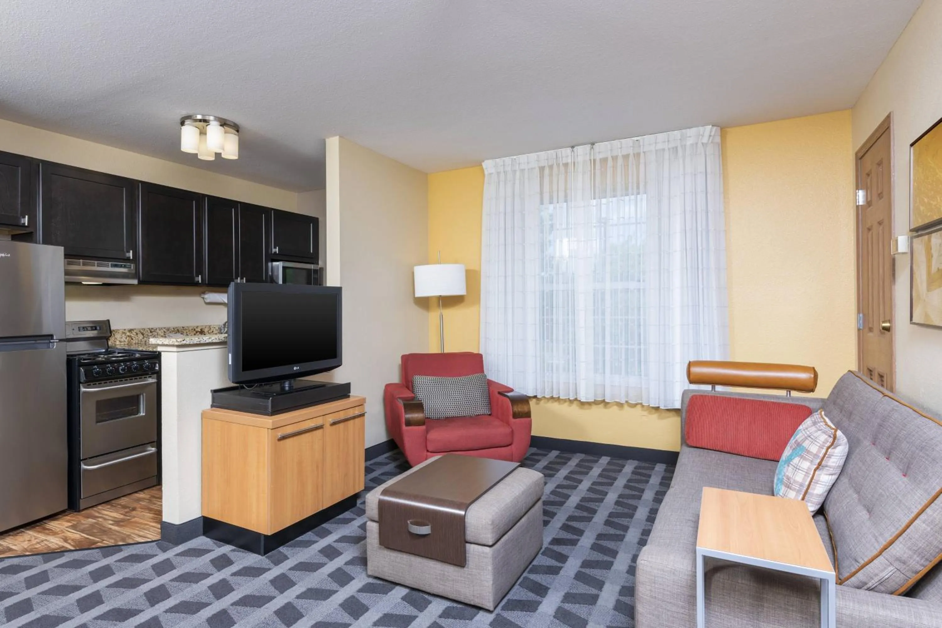 Living room in TownePlace Suites by Marriott East Lansing