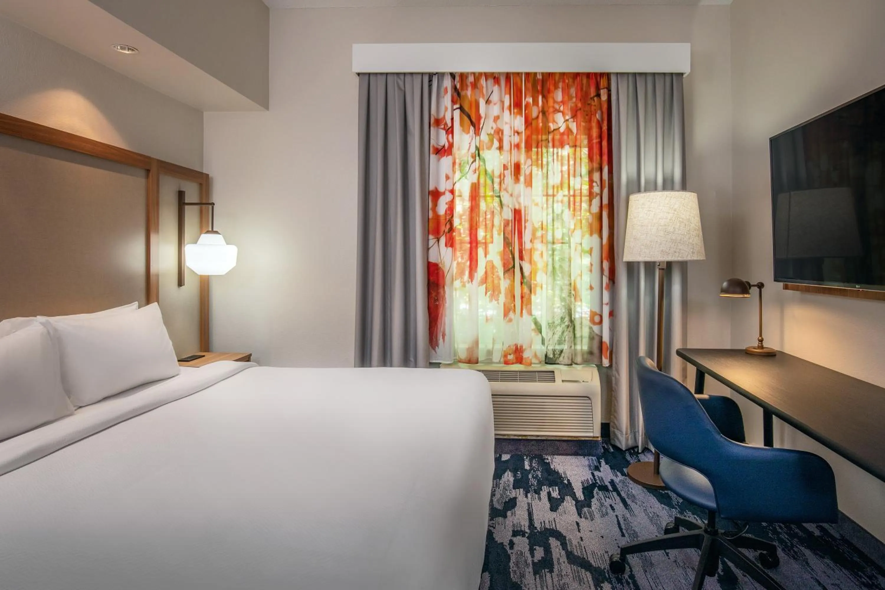 Bedroom, Bed in Fairfield Inn & Suites by Marriott Brunswick Freeport