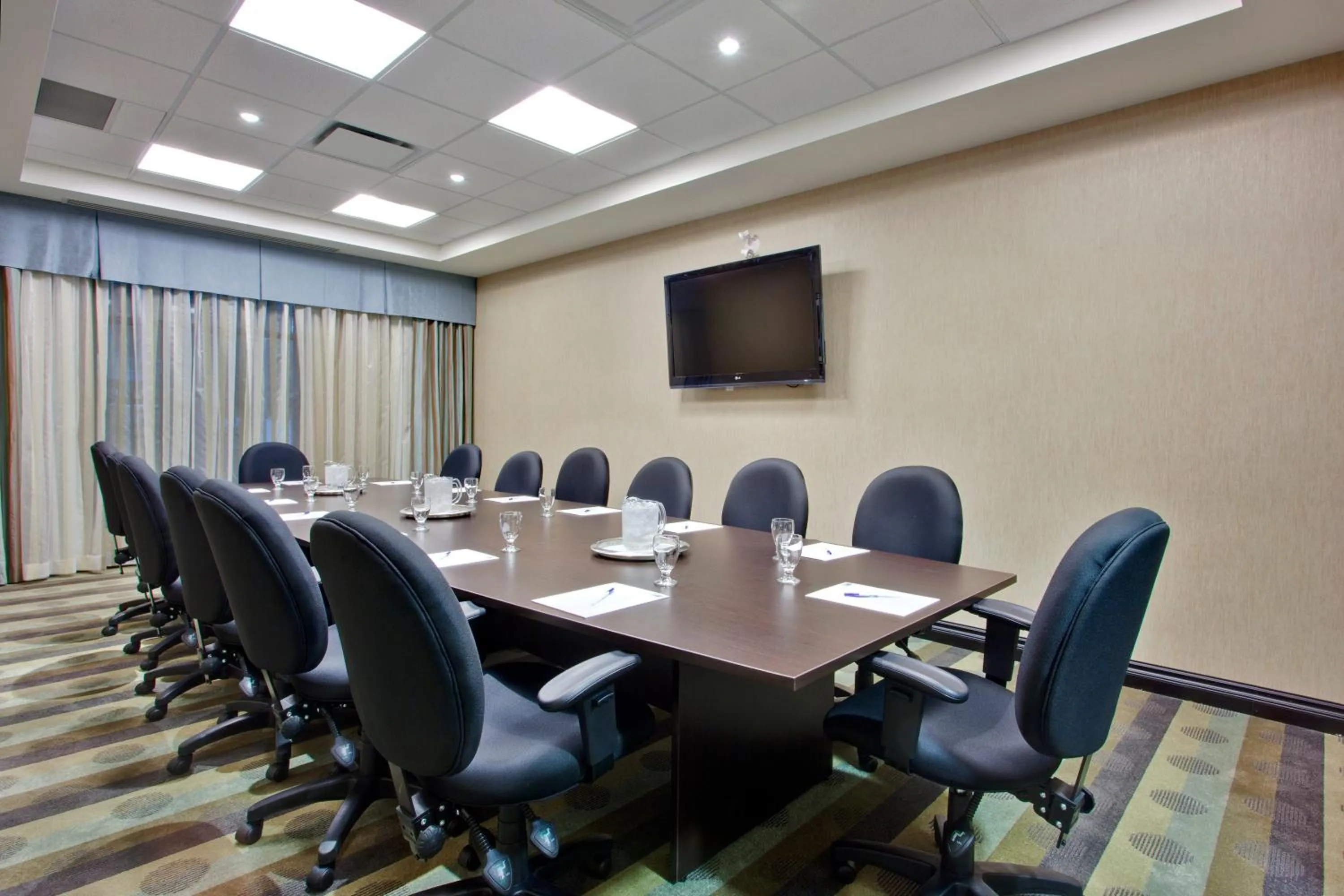 Meeting/conference room in Holiday Inn Express & Suites Ottawa West - Nepean by IHG