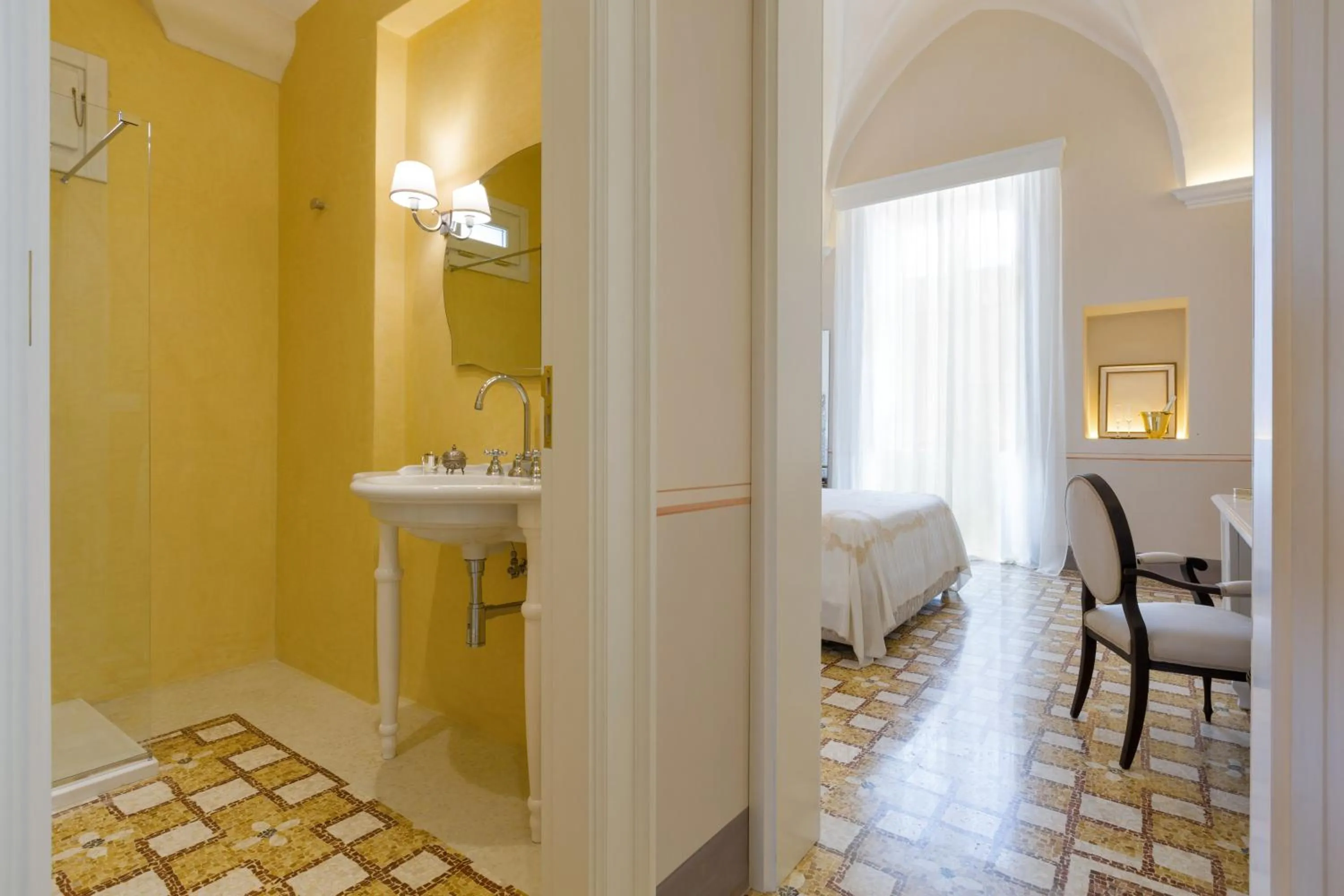 Shower, Bed in Palazzo Fasti